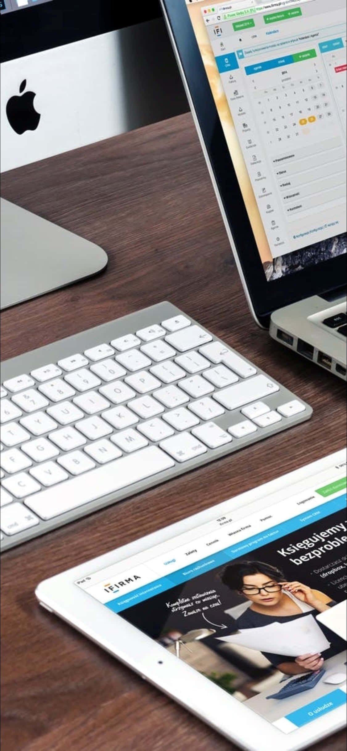 iPhone X Masa Arka Planı Dizüstü Bilgisayar ve Klavye Duvar Kağıdı