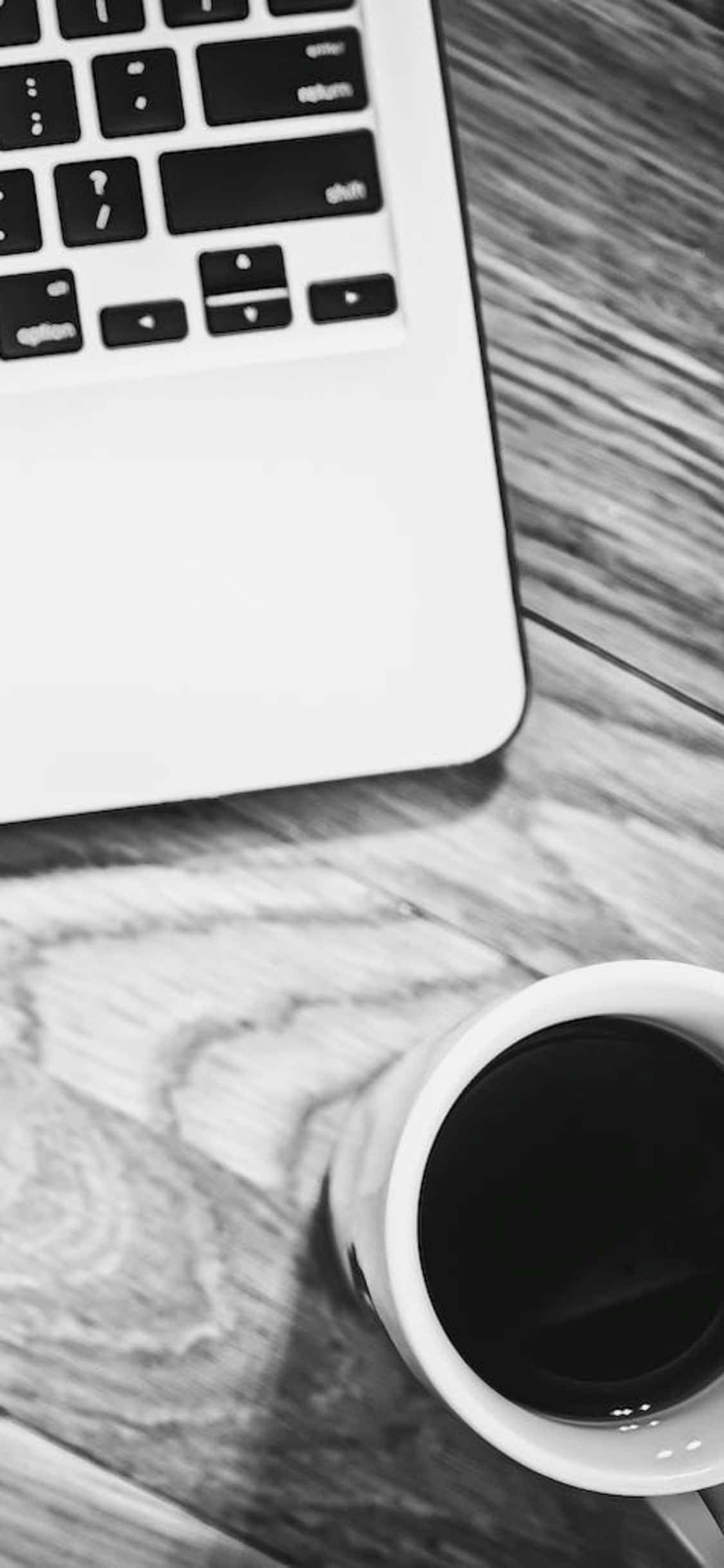 iPhone X Masa Arka Planı Siyah Beyaz Fotoğraf Bardak Dizüstü Bilgisayarlı Duvar Kağıdı