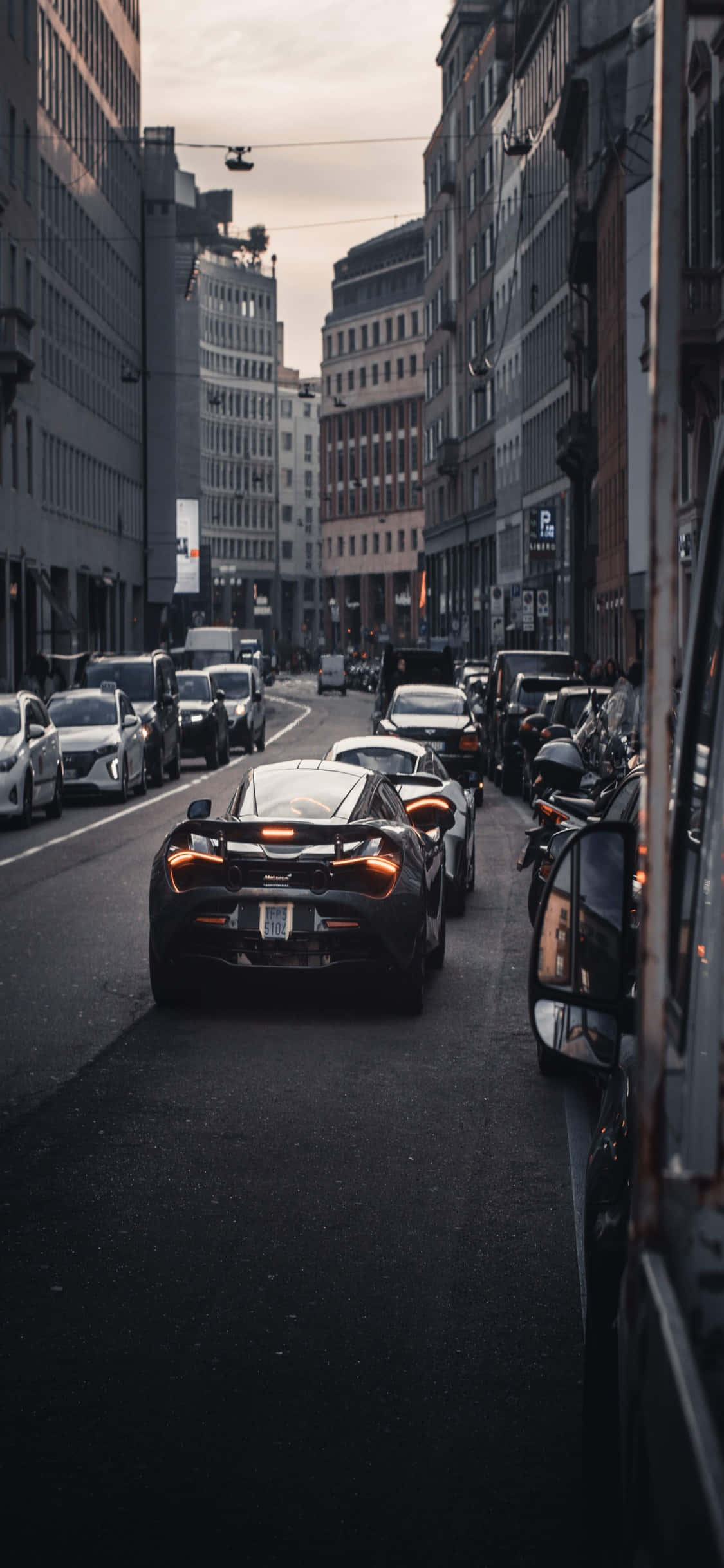 iPhone X McLaren 720s Şehir Manzaralı Arka Planı Duvar Kağıdı