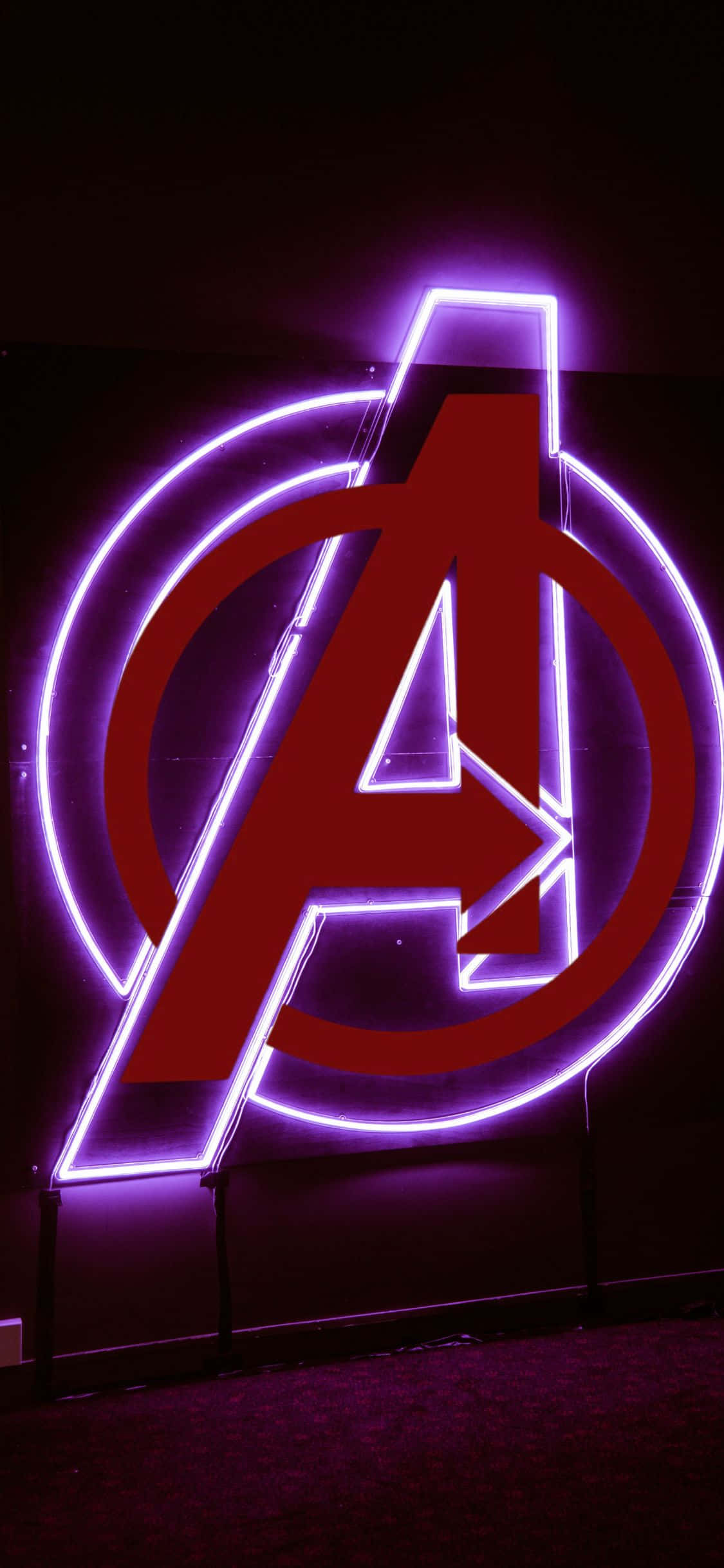 iPhone XS Kırmızı Avengers Logosu Arka Planı Duvar Kağıdı