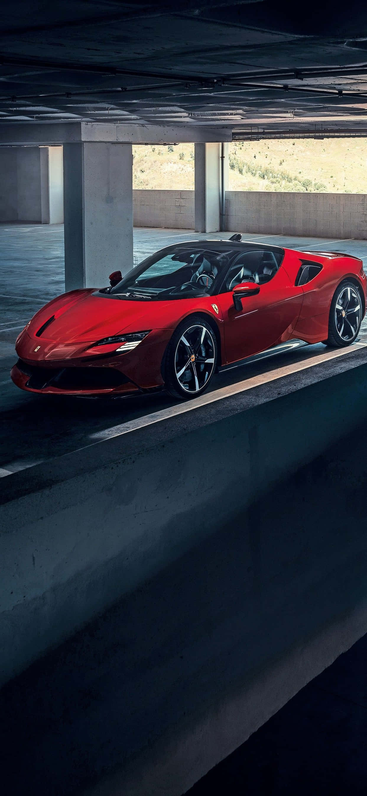 iPhone Xs Max Ferrari Duvar Kağıdı Otoparkta Kırmızı Ferrari SF90 Stradale Duvar Kağıdı