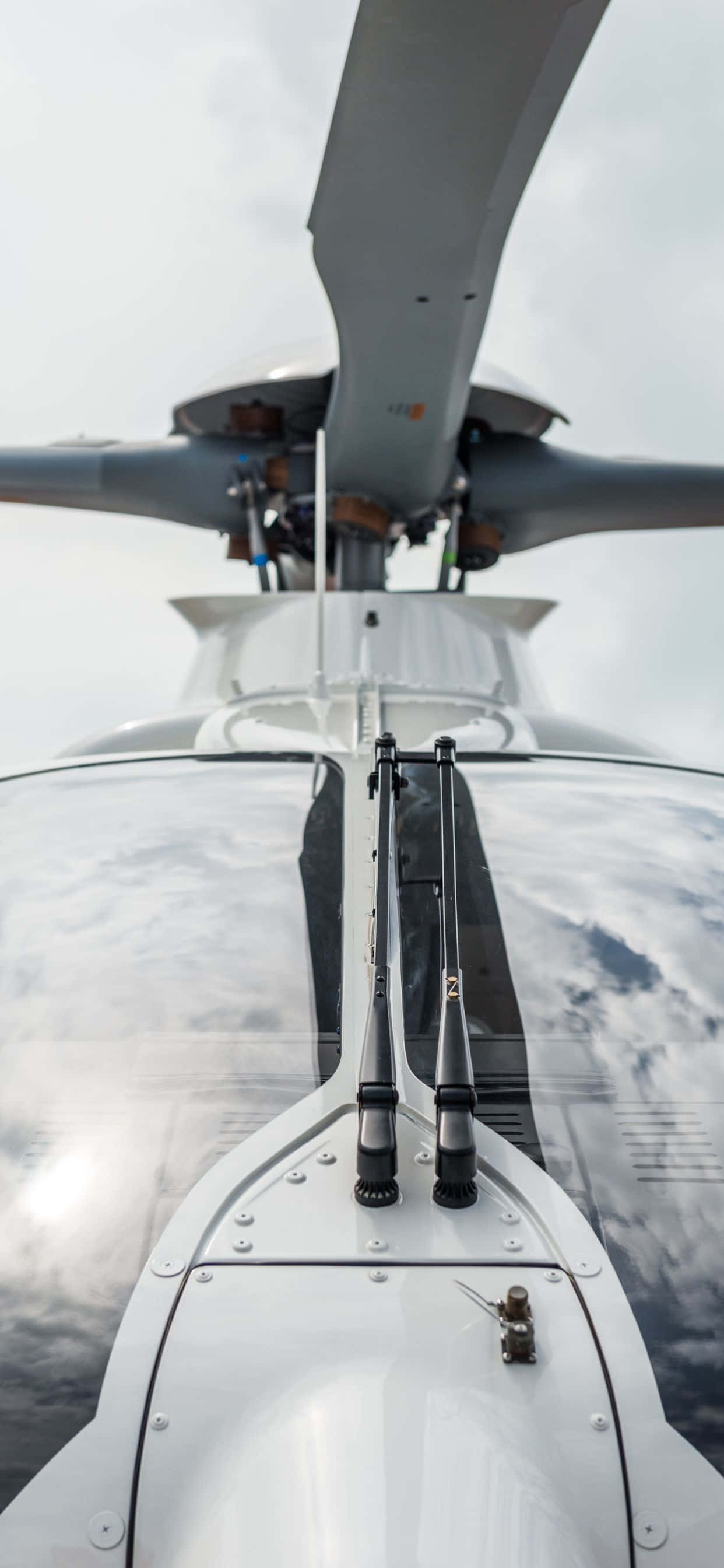 iPhone Xs Max Helikopterler ile Gökyüzünün Eşsiz Perspektifinin Keyfini Çıkarın Duvar Kağıdı