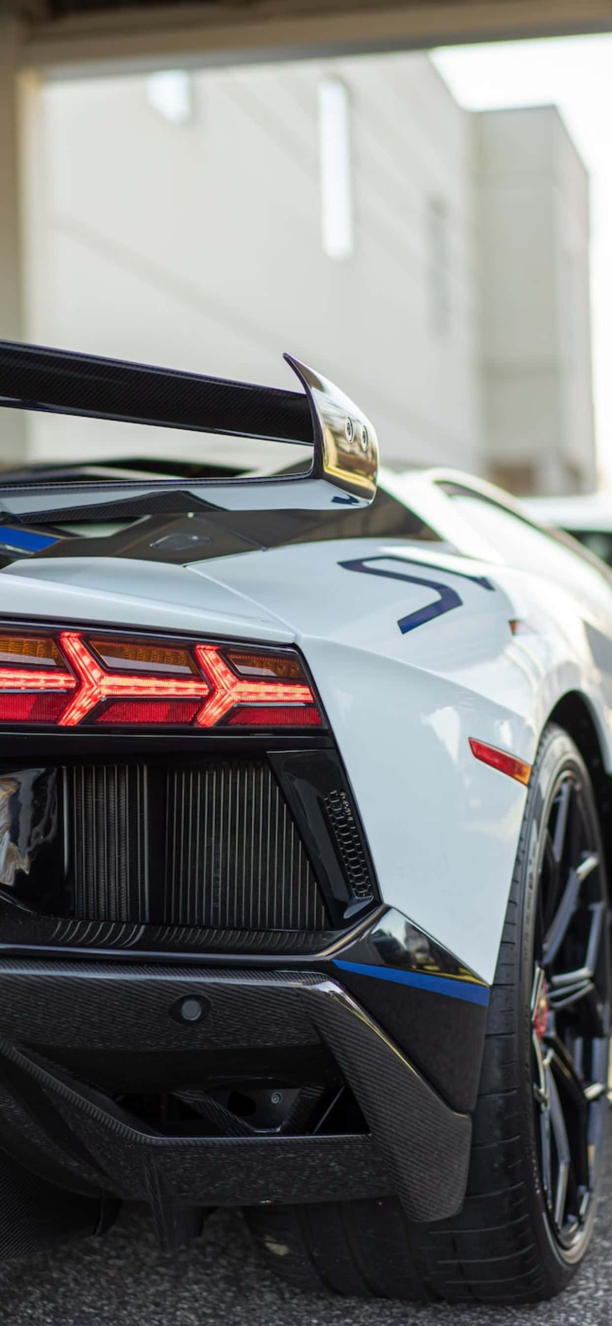 iPhone XS Max Lamborghini Beyaz Arka Planı Duvar Kağıdı