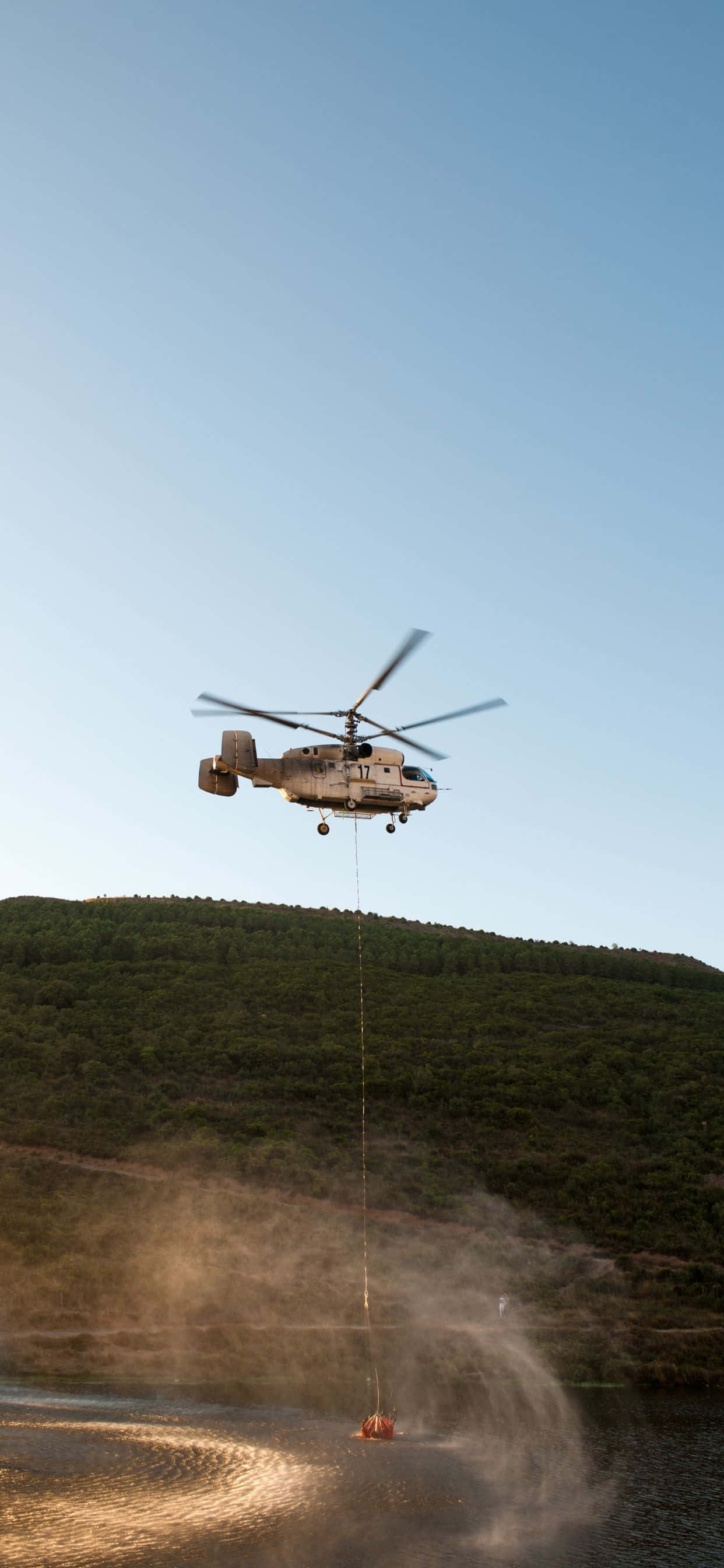 iPhone Xs Max ve bir helikopterle gökyüzüne yükselin Duvar Kağıdı