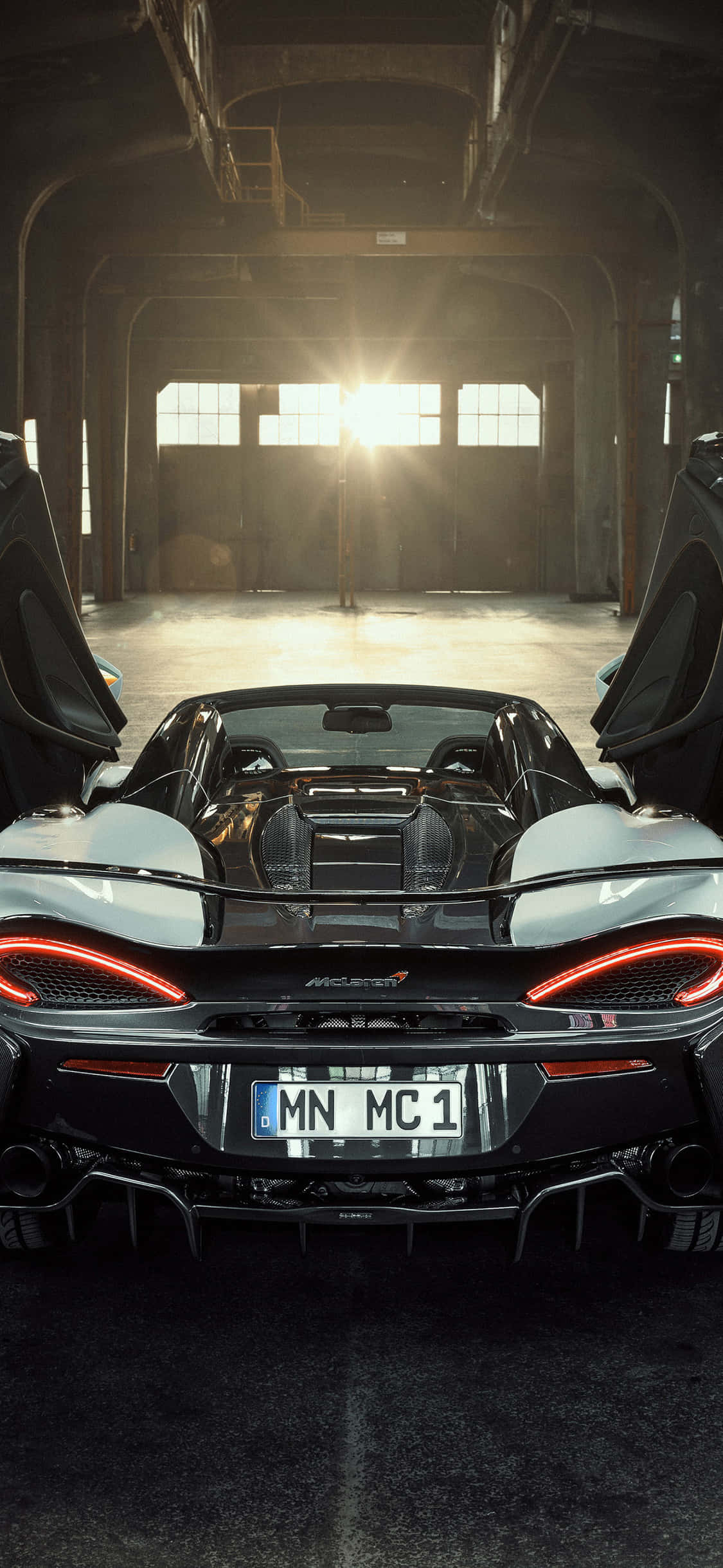 iPhone Xs, McLaren 720s'in yanında tam evinde gibi görünüyor Duvar Kağıdı