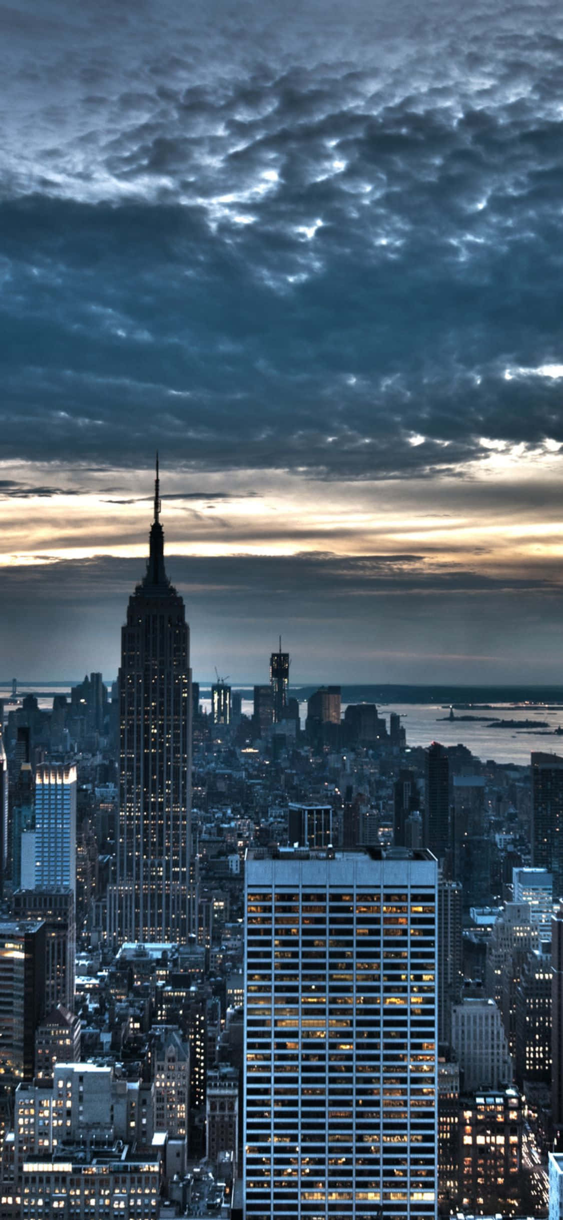 iPhone XS'te New York City'nin muhteşem ve görkemli gece silüeti Duvar Kağıdı