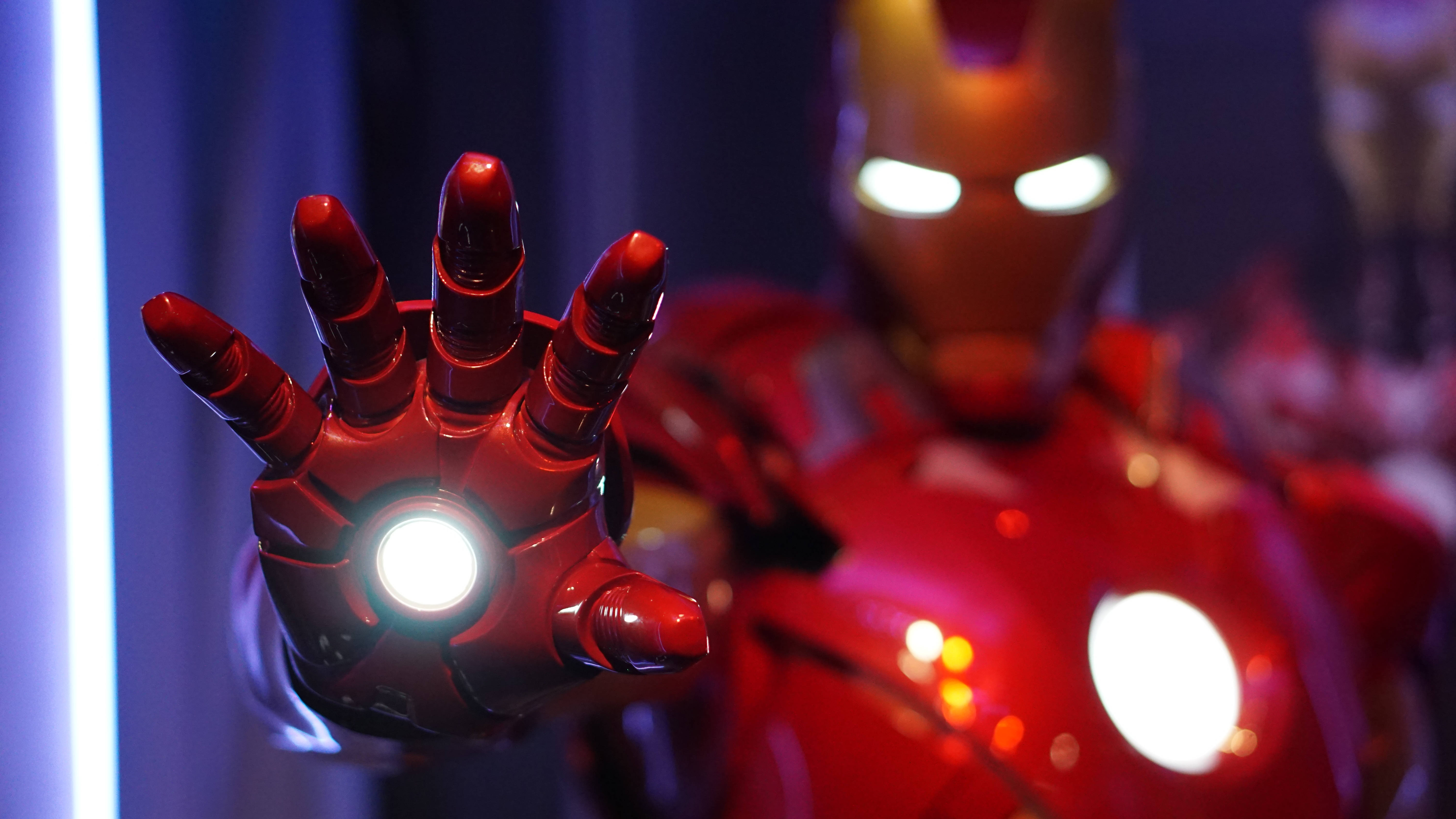 Iron Man Eldiveni ve Zırhı Duvar Kağıdı