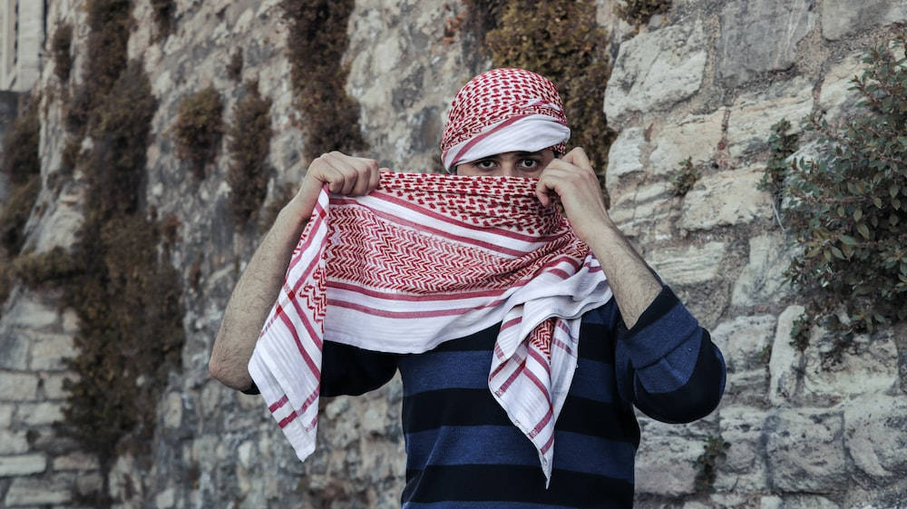 İslami Çocuk Kırmızı Kareli Atkı Duvar Kağıdı