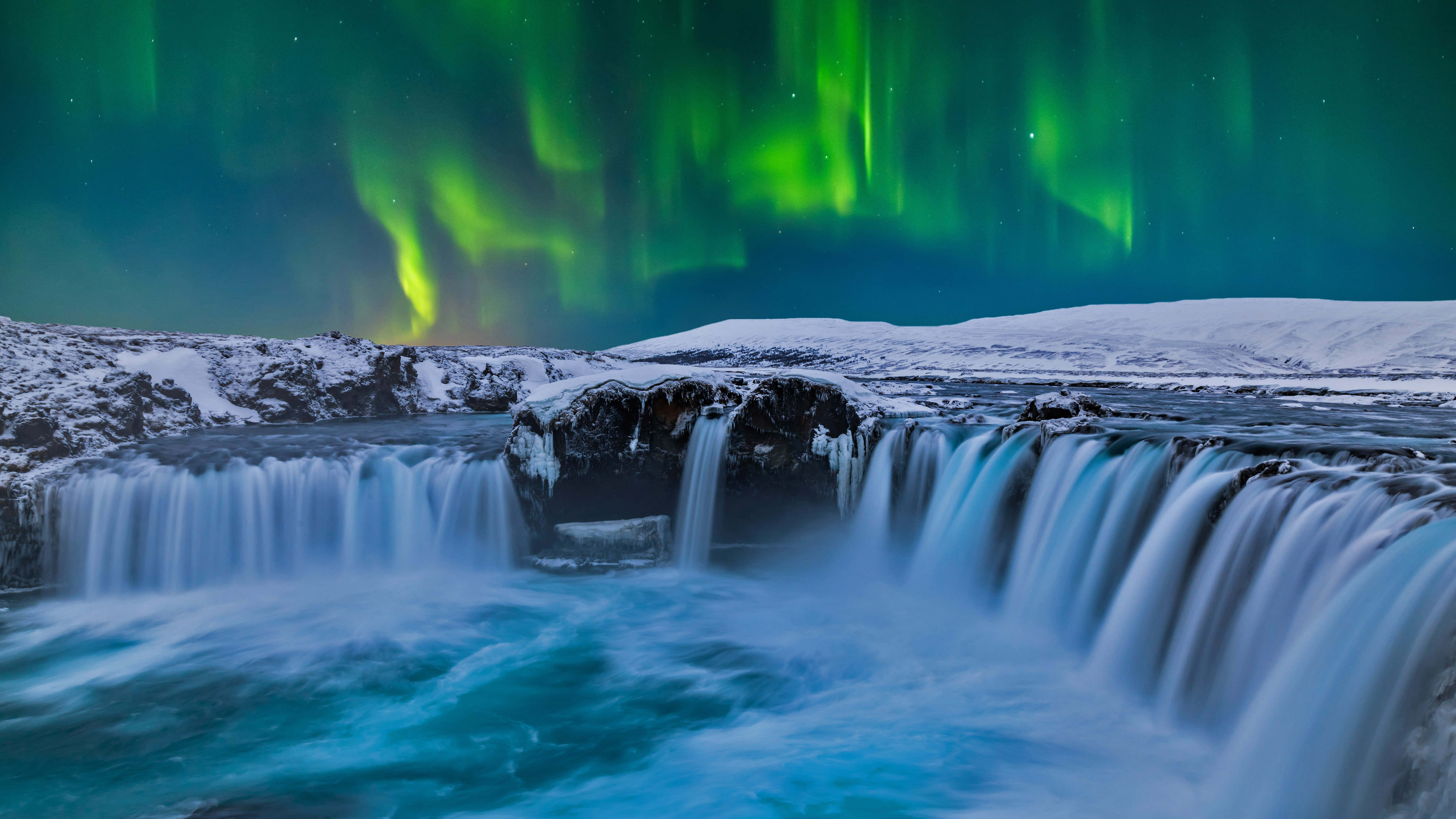 İzlanda'da Aurora ile Şelaleler Masaüstü Duvar Kağıdı
