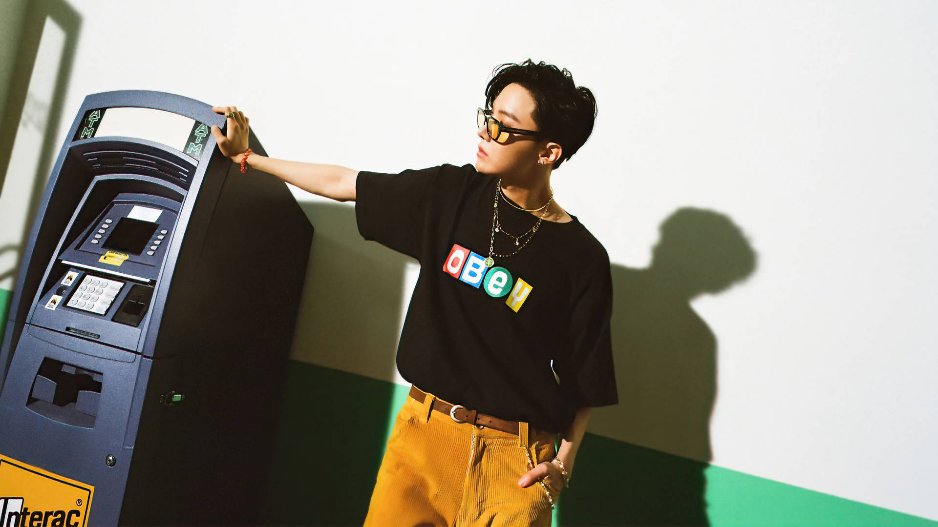 J-Hope ATM'nin Yanında Poz Veriyor Duvar Kağıdı