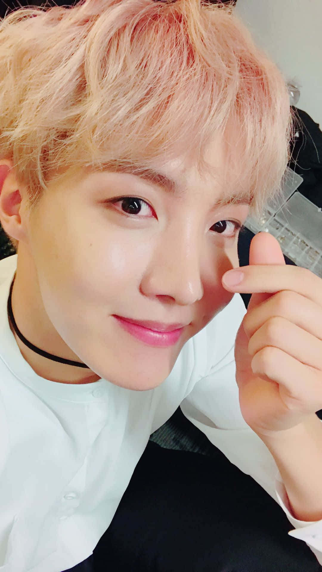 J-Hope BTS Parmak Kalp Duvar Kağıdı