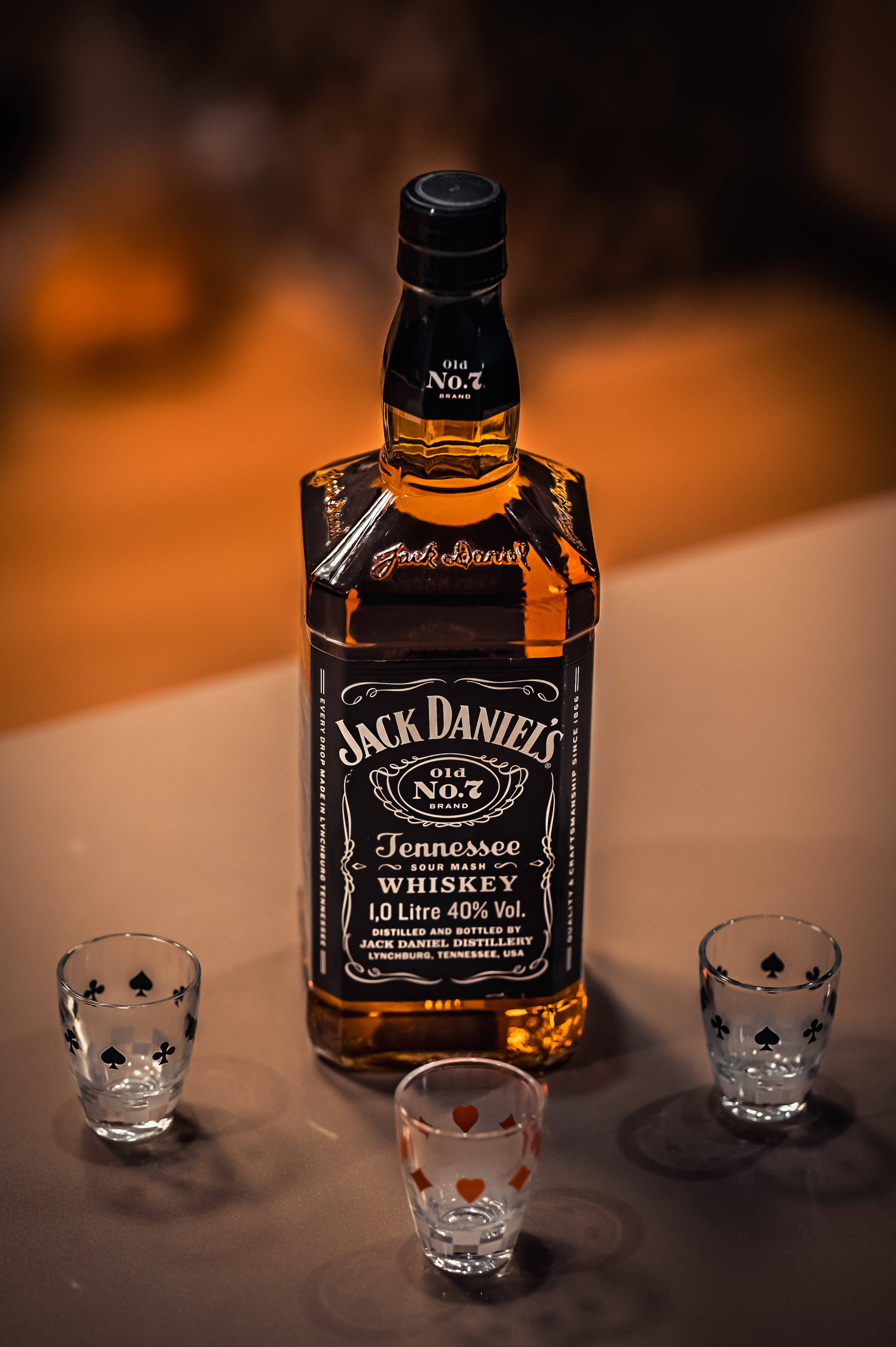 Jack Daniels Viski Şişesi Shot Bardağıyla Duvar Kağıdı