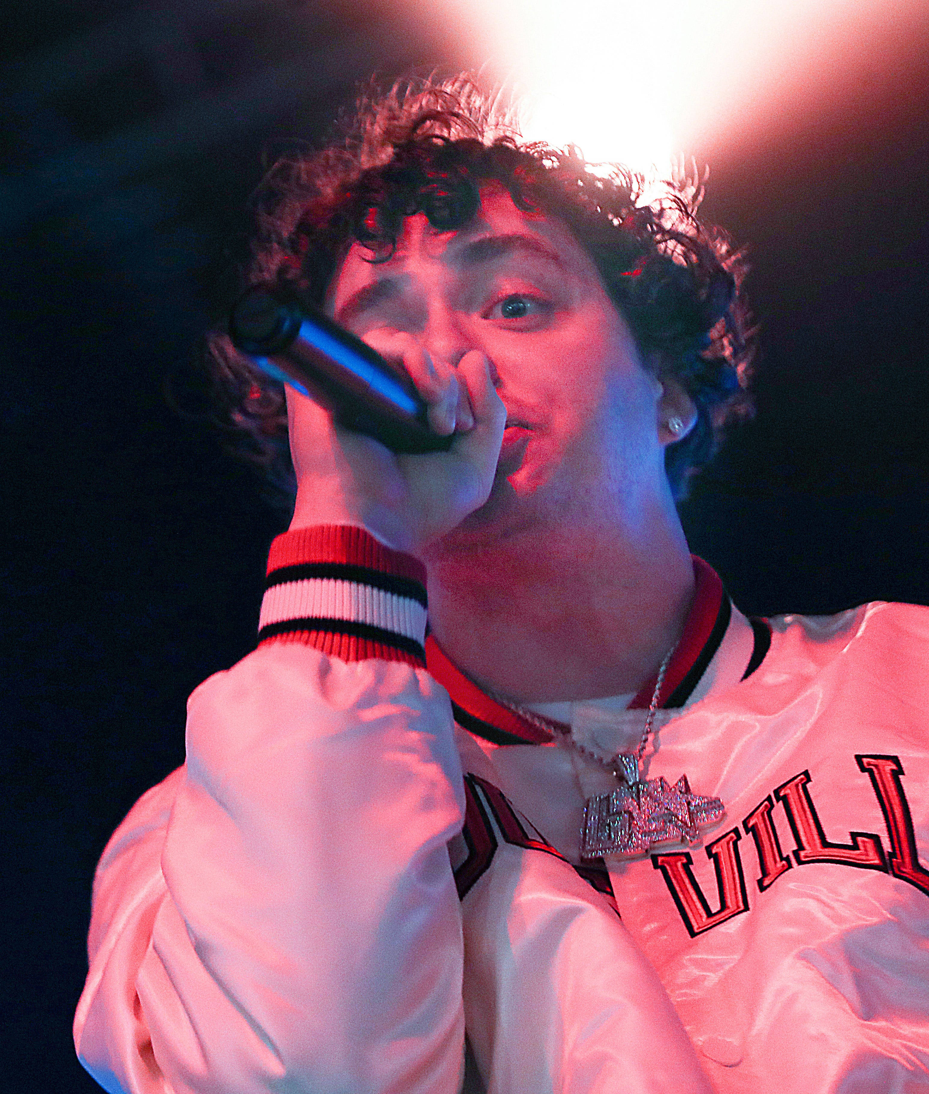 Jack Harlow Mikrofon Tutarken Duvar Kağıdı