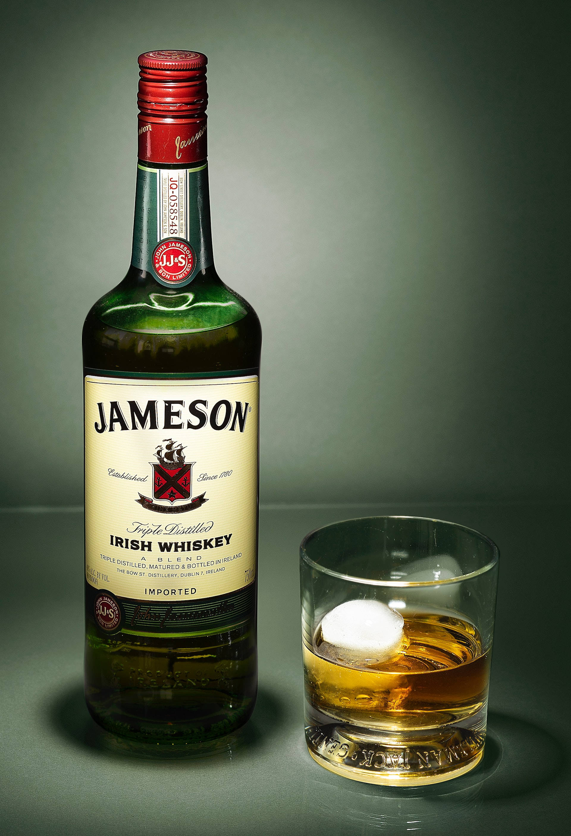 Jameson Viski Şişesi ve Bardağı Duvar Kağıdı