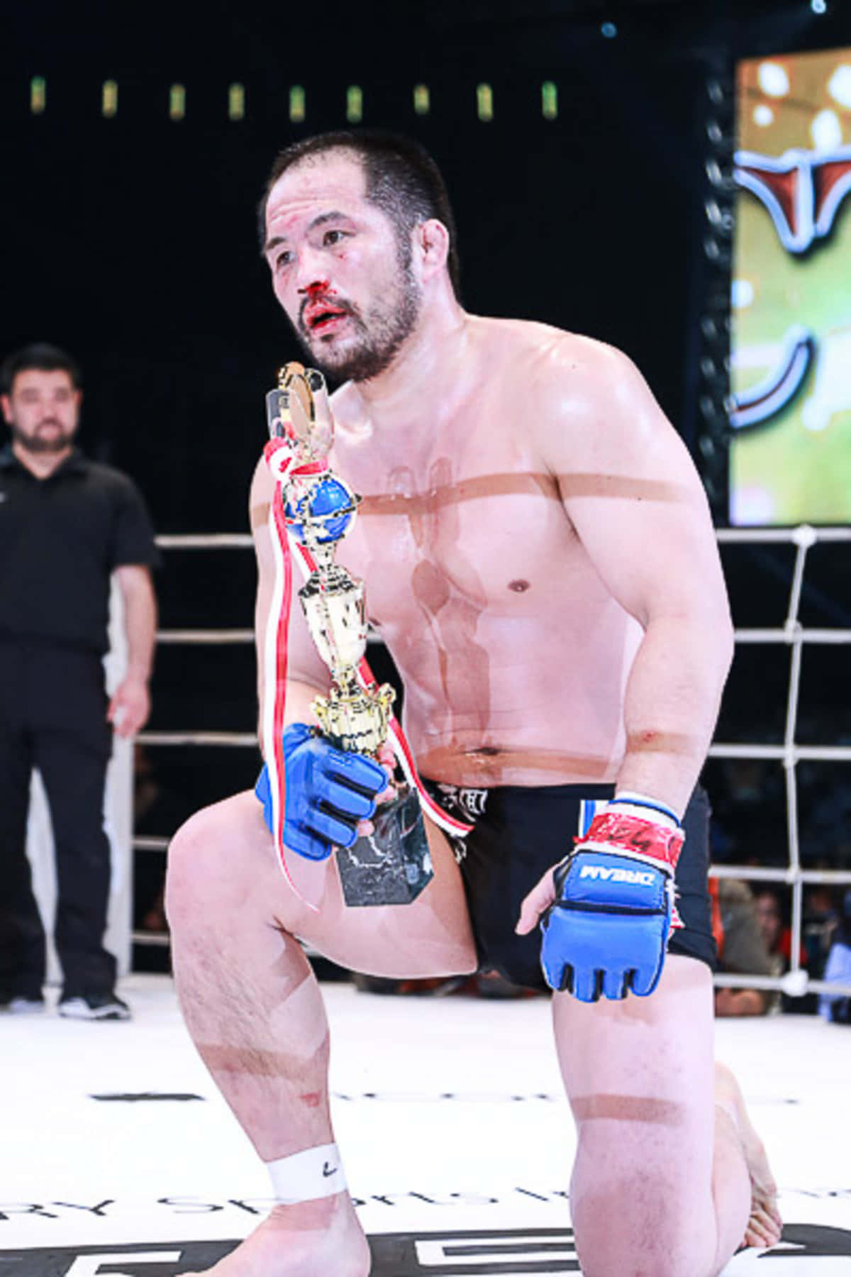 Japon MMA Dövüşçüsü Hayato Sakurai Kanlı Yüz Duvar Kağıdı