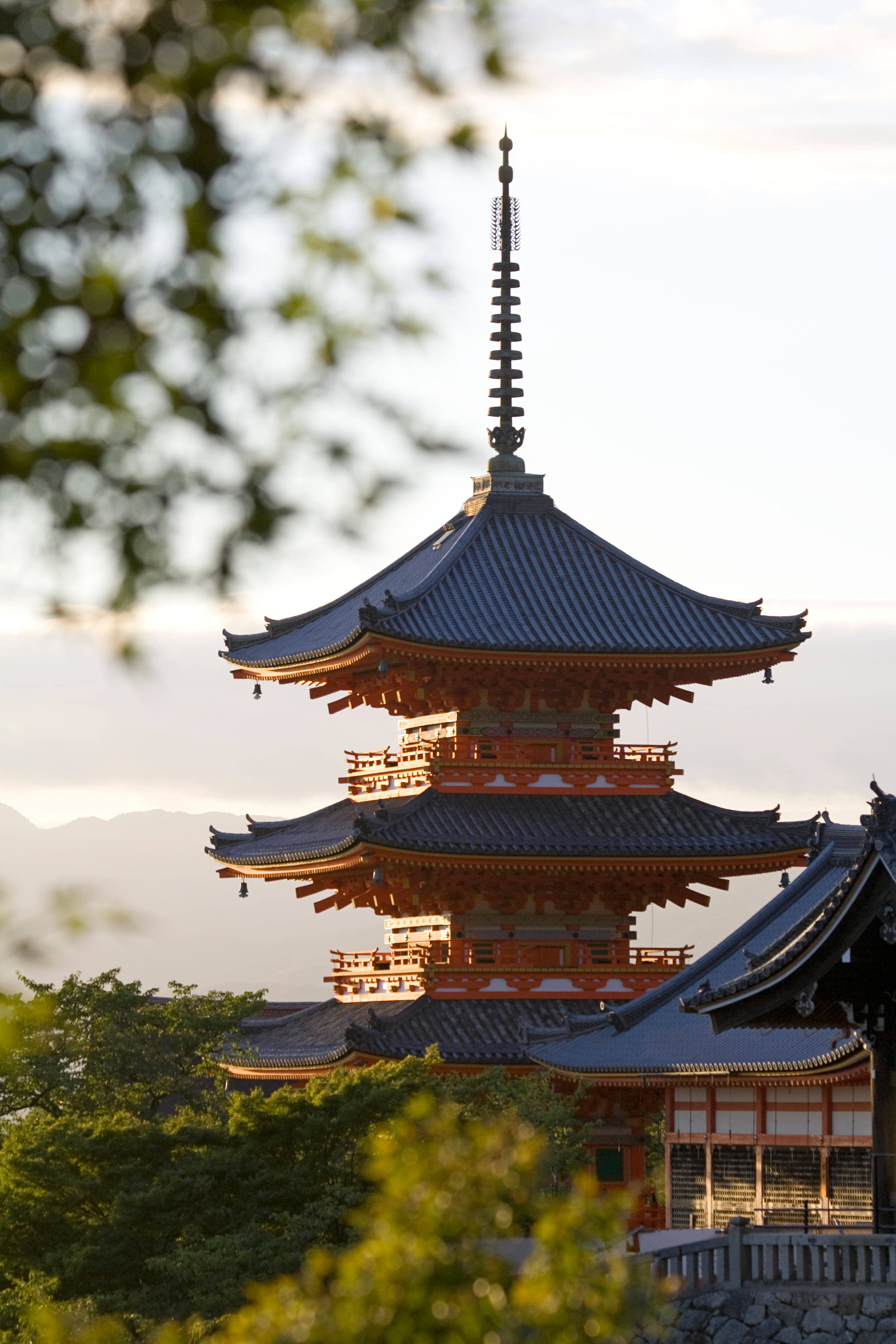 Japonya'da Pagoda Manzarası iPhone Ekranı İçin Duvar Kağıdı