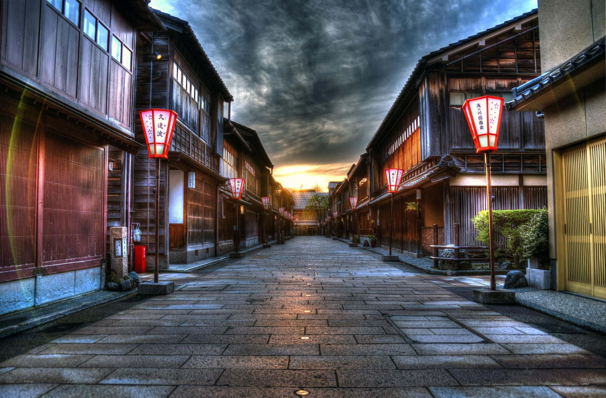 Japonya'da Yol Kenarındaki Sokak Lambaları Duvar Kağıdı