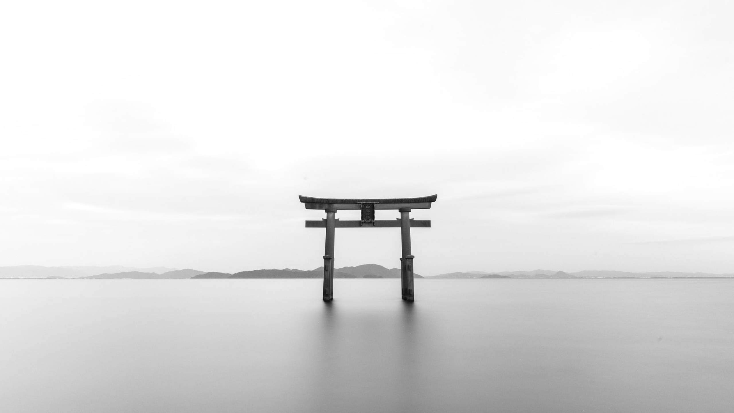 Japonya'daki Görkemli Torii Kapısı Siyah Beyaz Fotoğraf Duvar Kağıdı