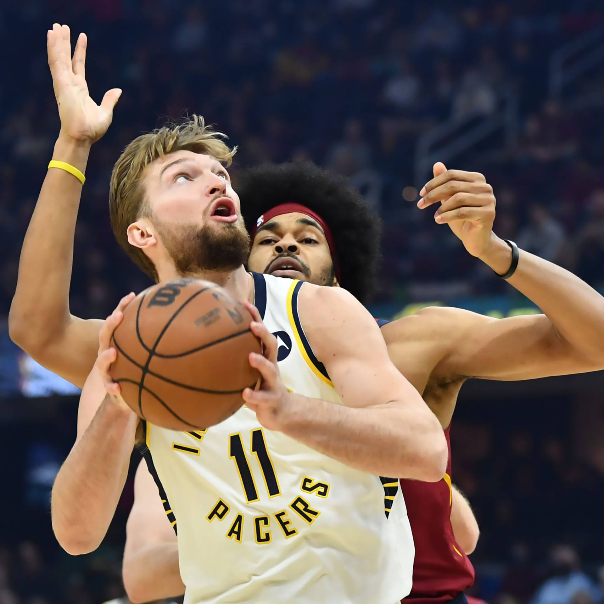 Jarett Allen Tarafından Korunan Domantas Sabonis Duvar Kağıdı