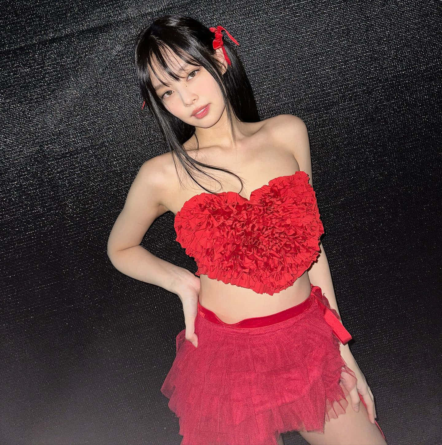 Jennie Kim Kırmızı Elbiseyle Seksi Fotoğraf Duvar Kağıdı