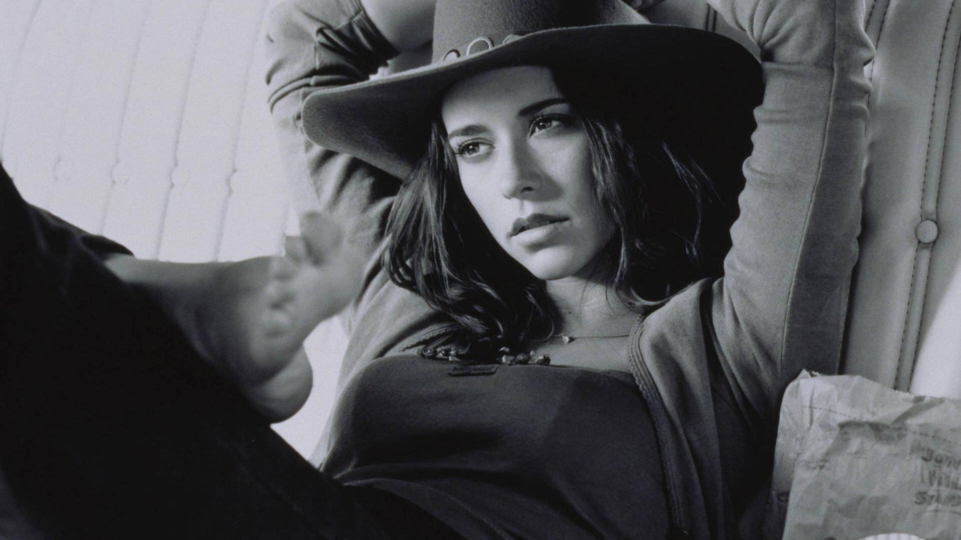 Jennifer Love Hewitt Gri Tonlu Duvar Kağıdı