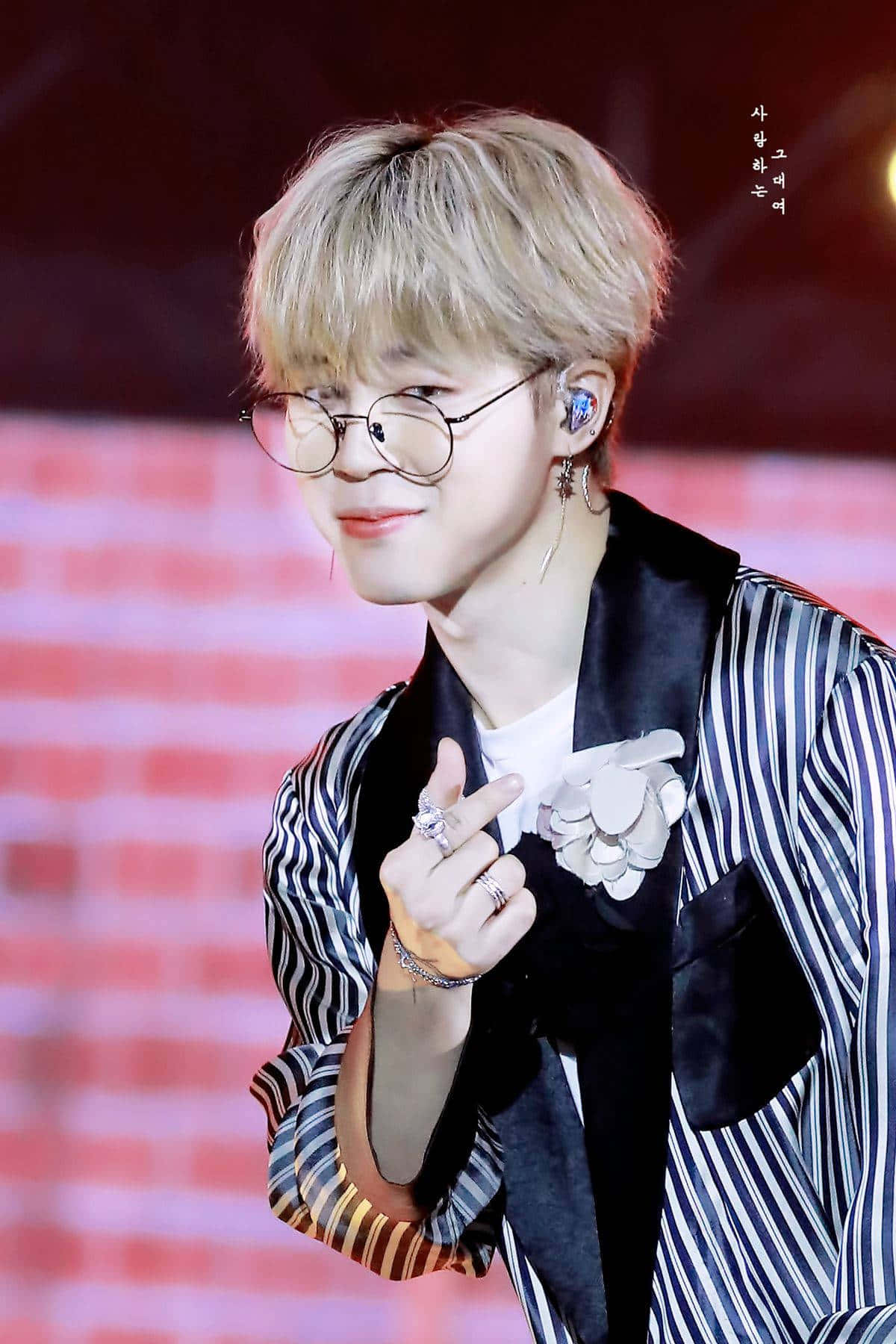 Jimin BTS Parmak Kalp Duvar Kağıdı