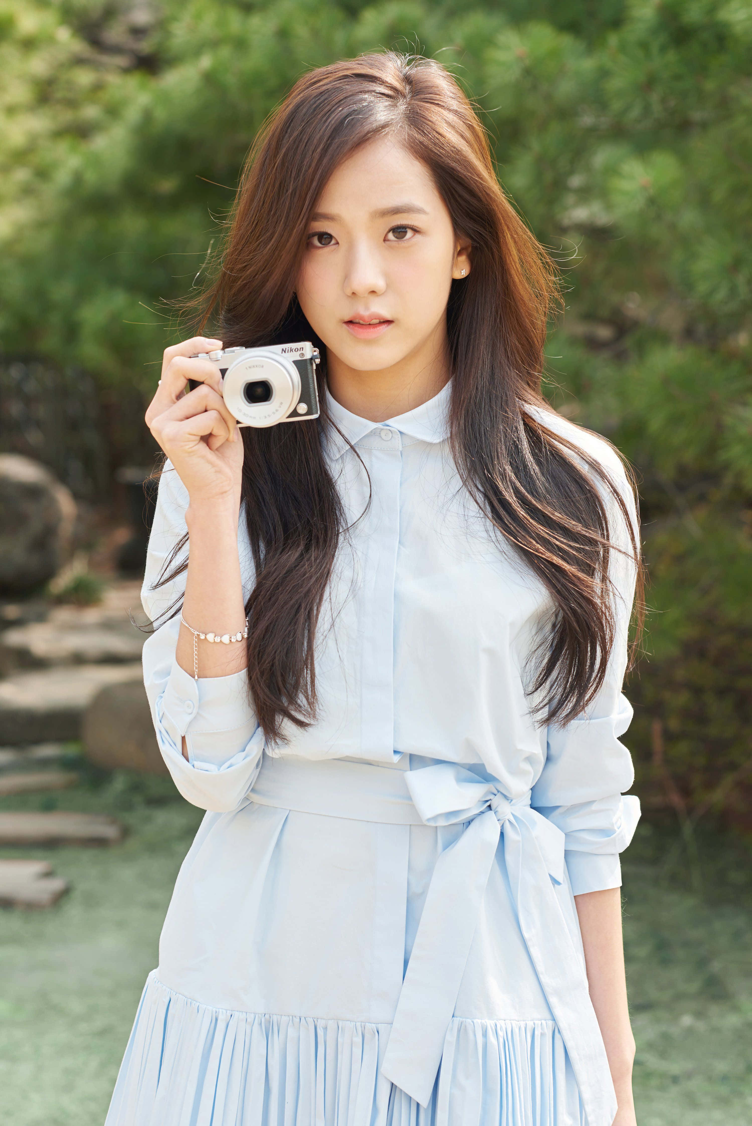 Jisoo Blackpink Kamera Açık Mavi Duvar Kağıdı