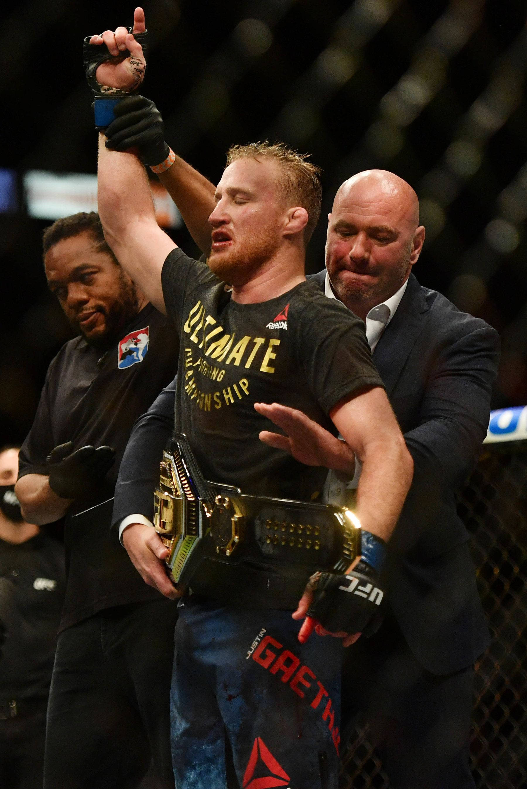 Justin Gaethje Şampiyon Kemerini Takıyor Duvar Kağıdı