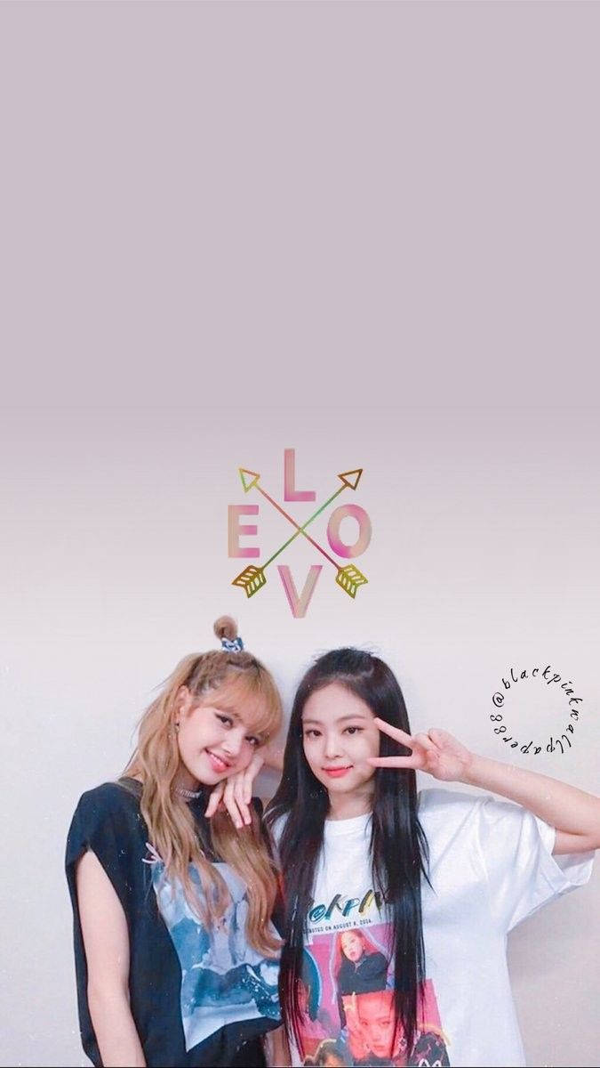 K-Pop Grubu Blackpink'ten Jennie ve Lisa uyumlu kıyafetlerle muhteşem görünüyor Duvar Kağıdı