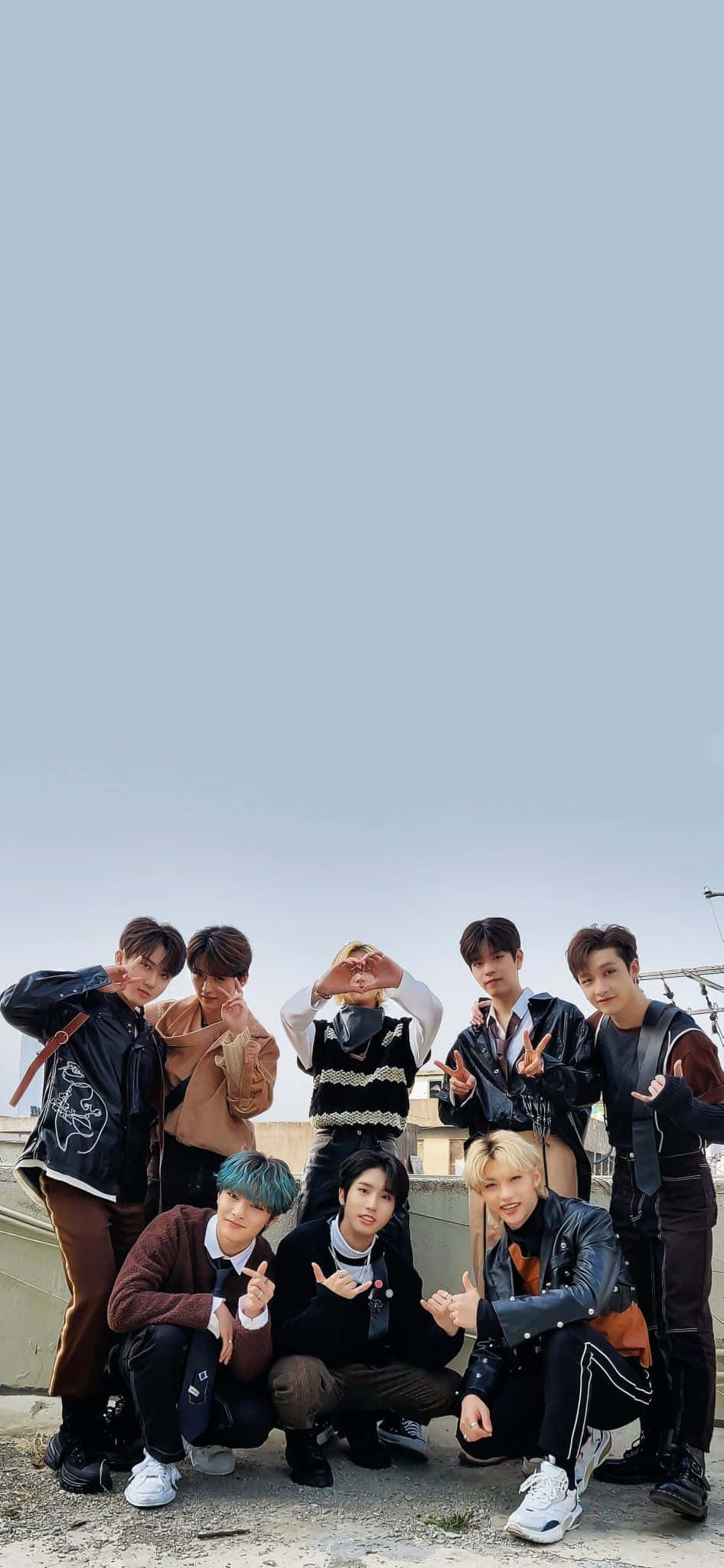 K-pop Grubu Stray Kids'ten Felix Kendine Güvenle Poz Veriyor Duvar Kağıdı