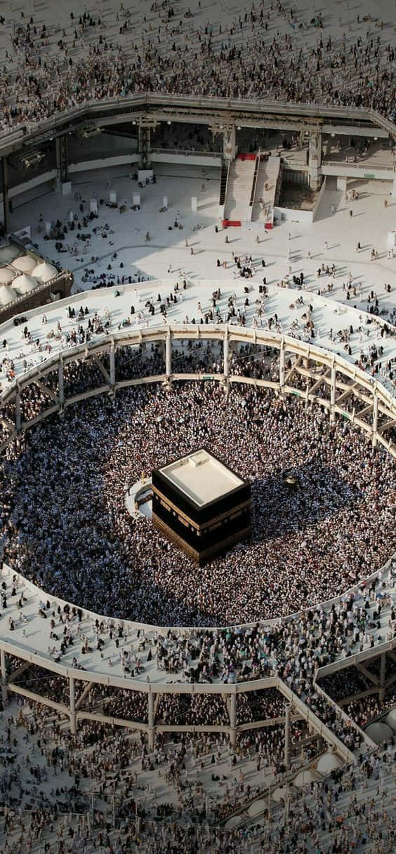 Kabe'nin etrafında toplanmış büyük bir kalabalık Duvar Kağıdı