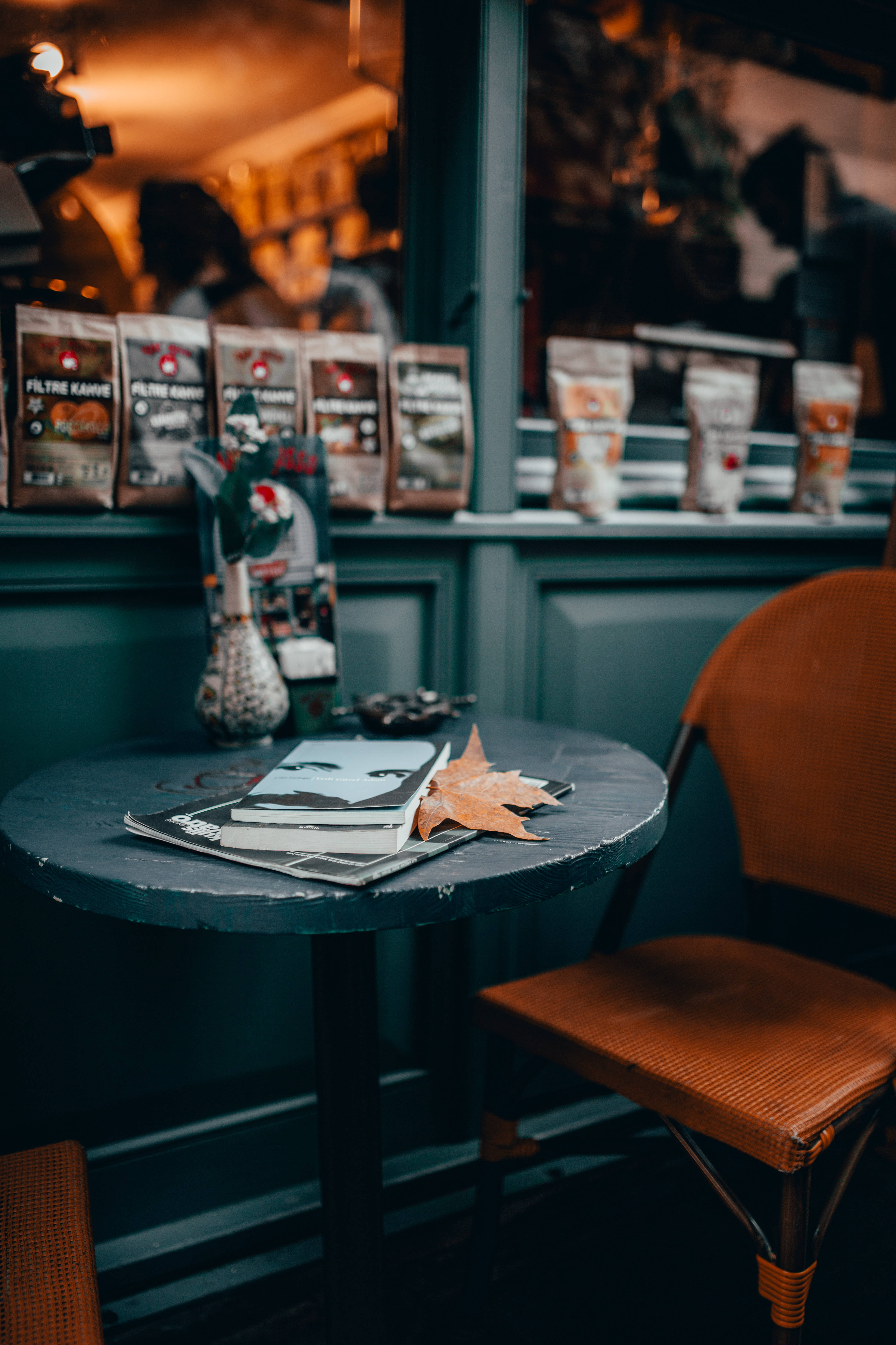 Kafe Masasında Kitap Duvar Kağıdı