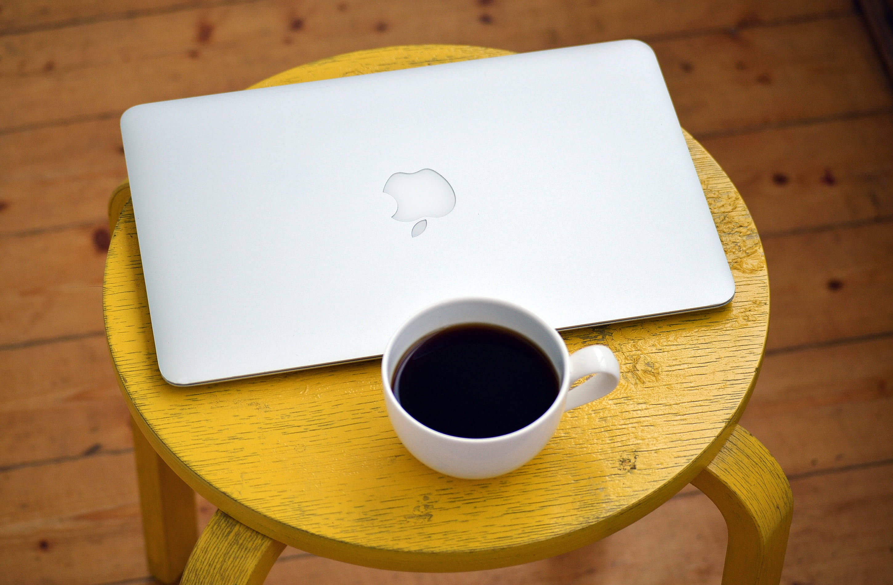 Kahve ve MacBook Air Duvar Kağıdı