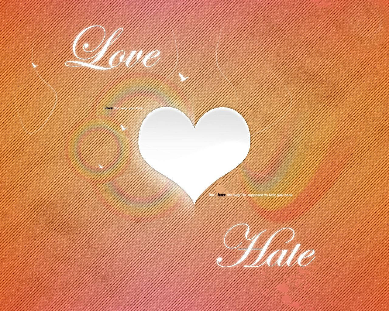 Soluk gökkuşaklarıyla turuncu arka planda "love" ve "hate" yazılı beyaz romantik kalp.