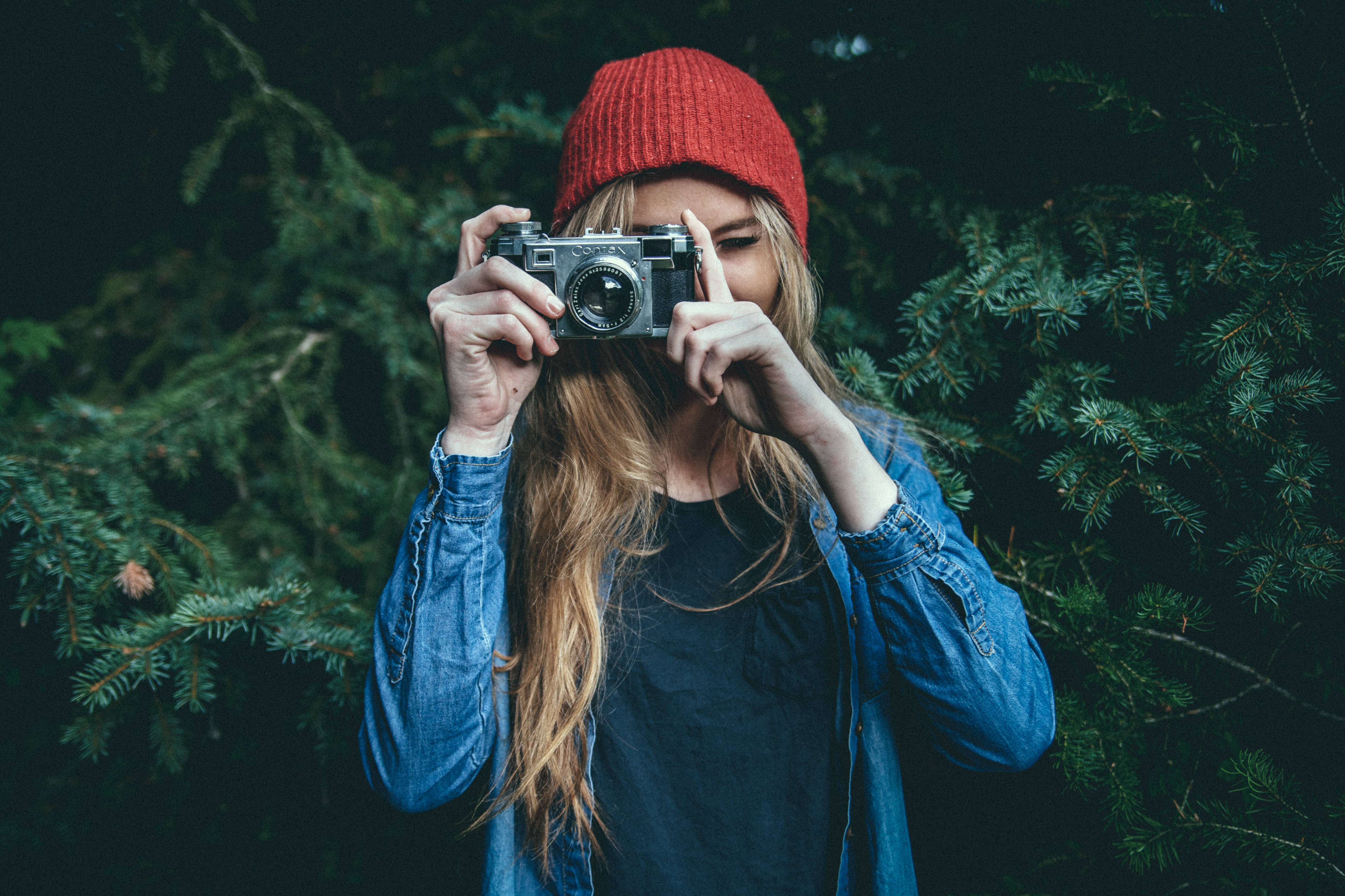 Kamera ile Fotoğraf Çeken Kız Duvar Kağıdı