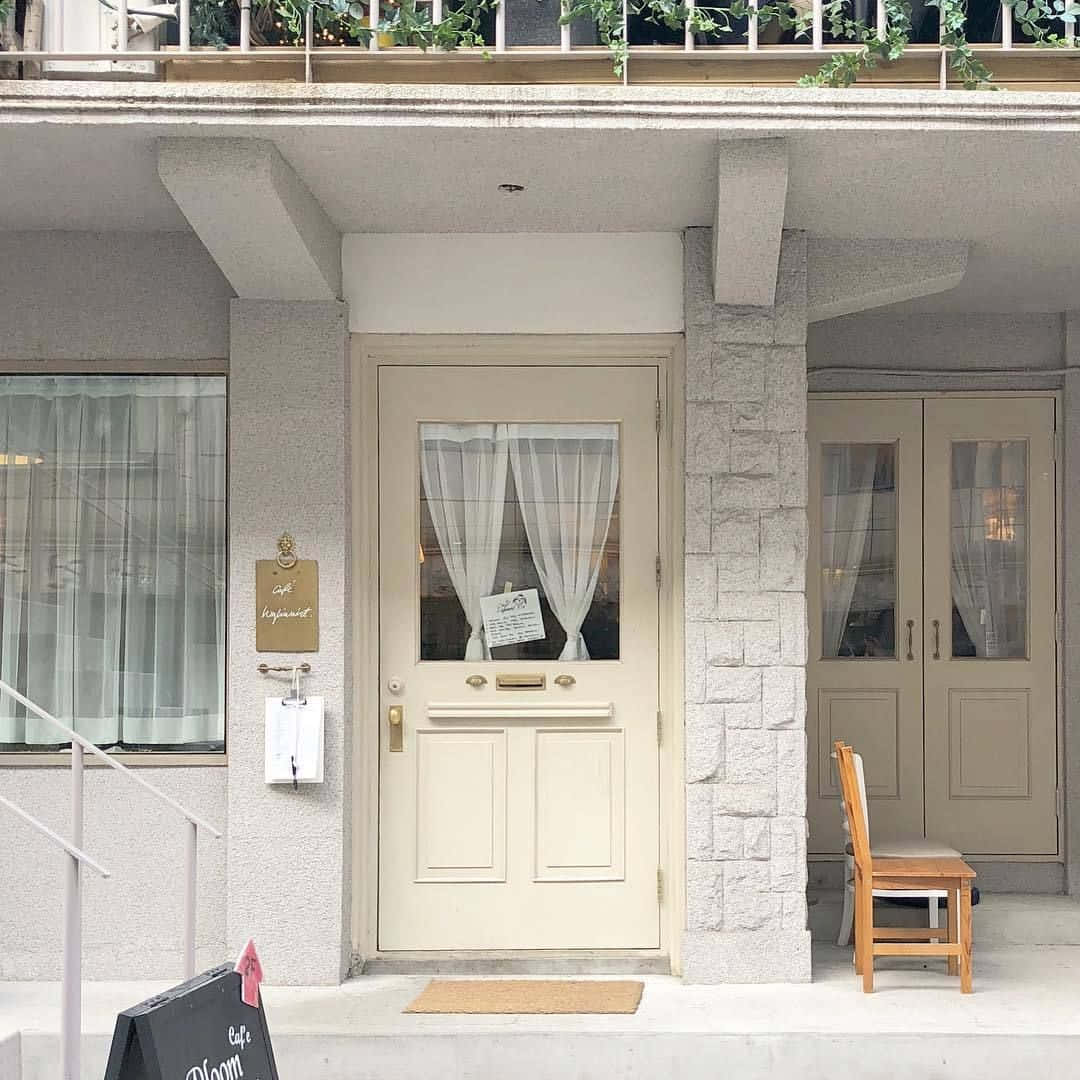 Kapısı ve bankı olan küçük bir bina Duvar Kağıdı