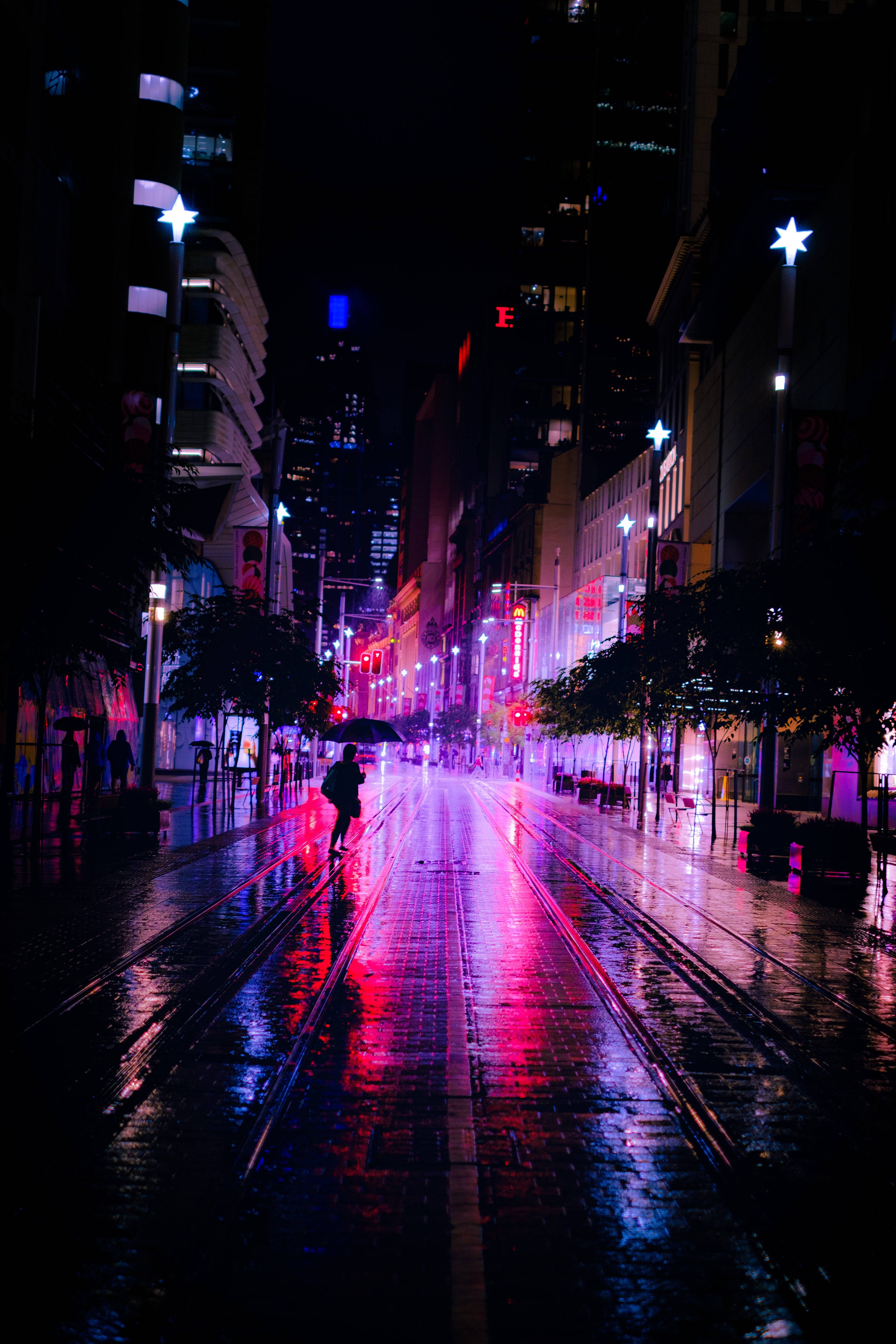 Karanlık Neon Şehir Yağmurda Duvar Kağıdı