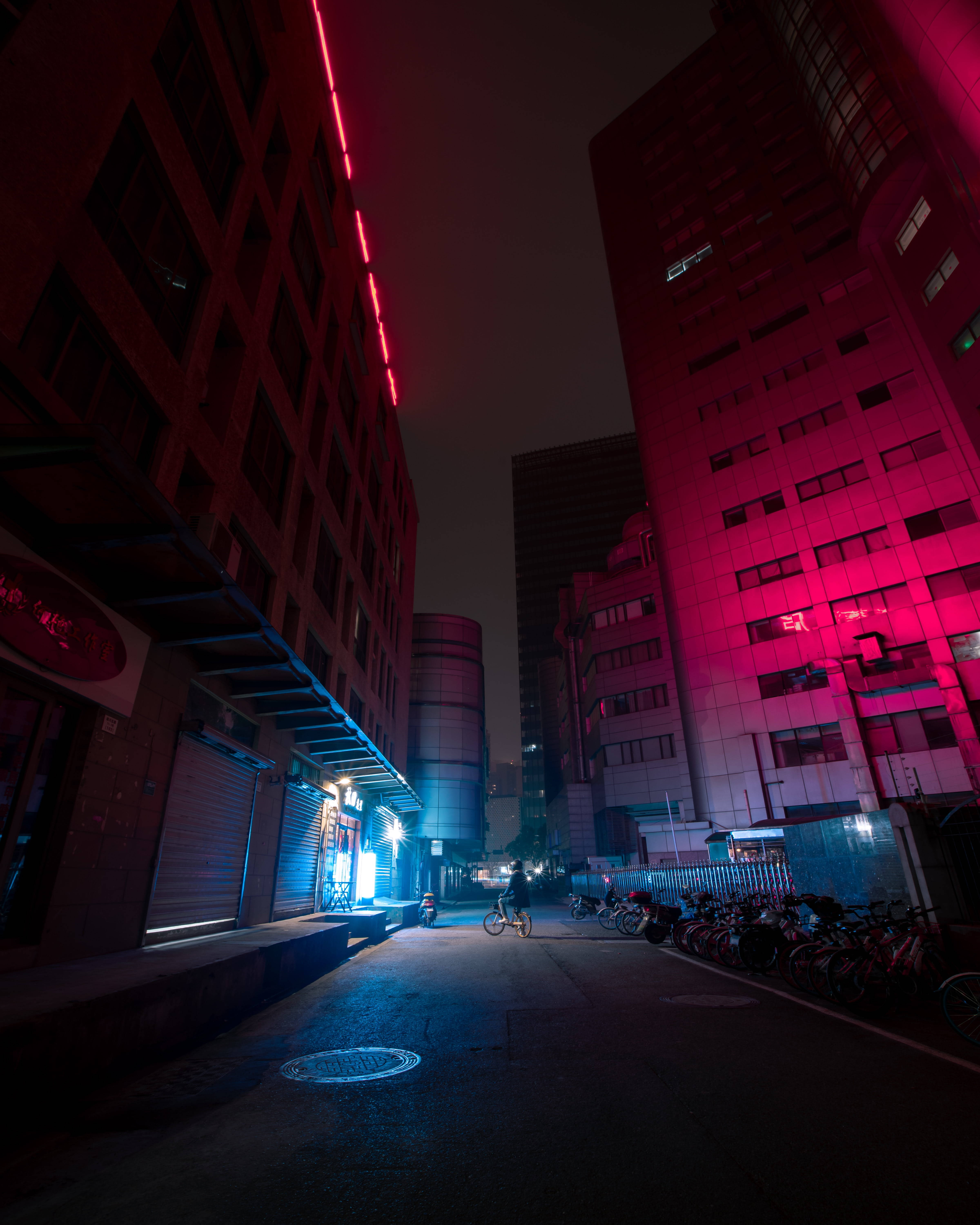 Karanlık Neon Sokakta Bisikletler Duvar Kağıdı