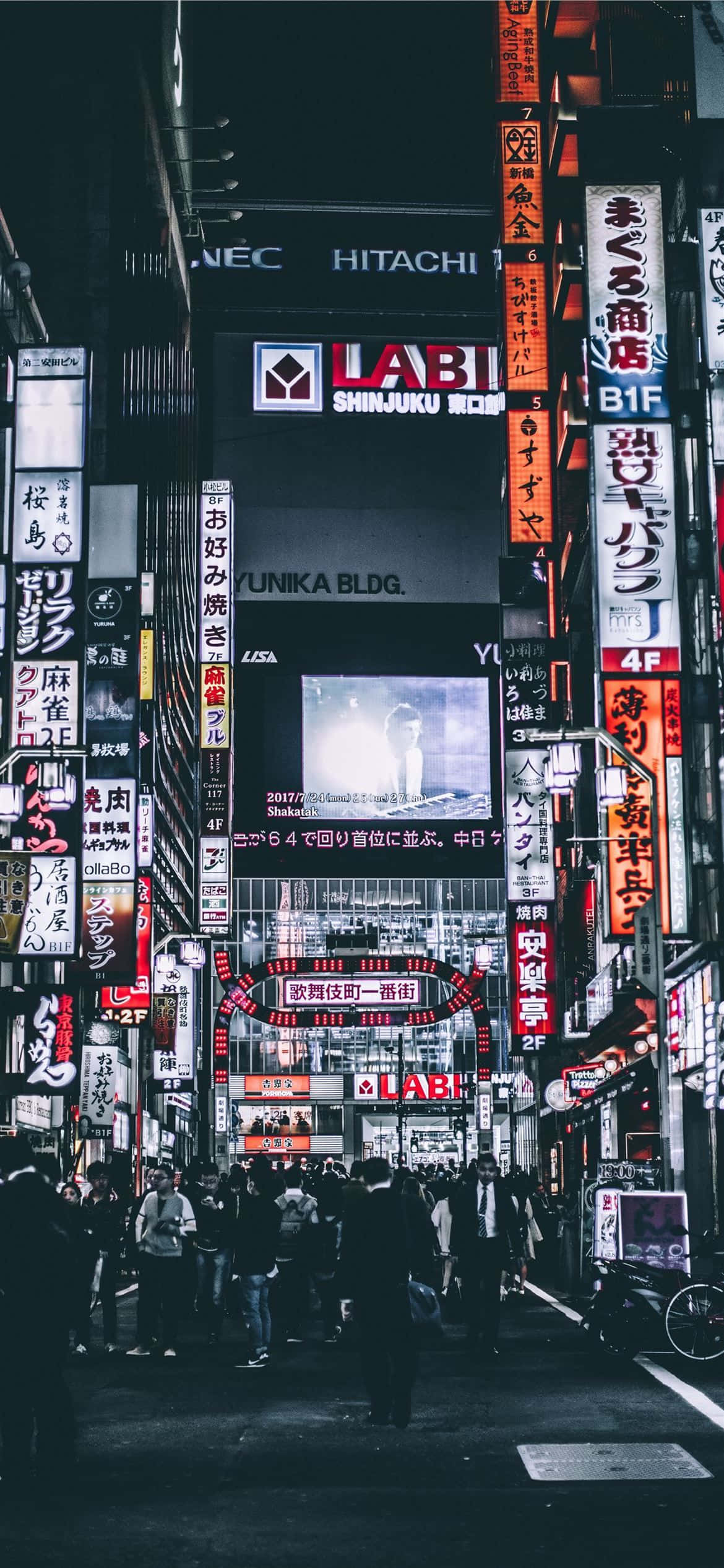 Karanlık Japonya Sokaklarında Bir Akşam Yürüyüşü Duvar Kağıdı