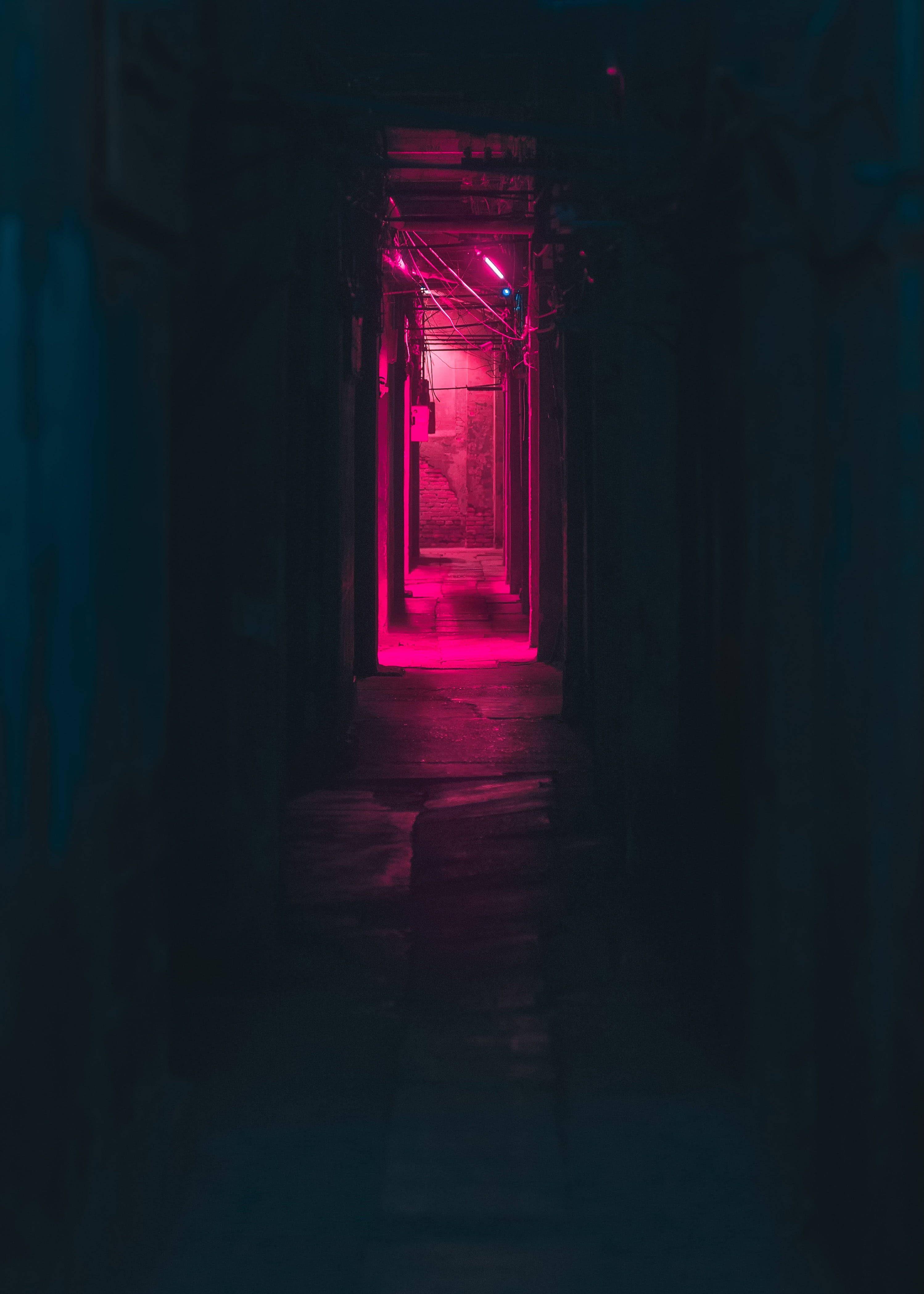 Karanlık Neon Pembe Sokak Duvar Kağıdı