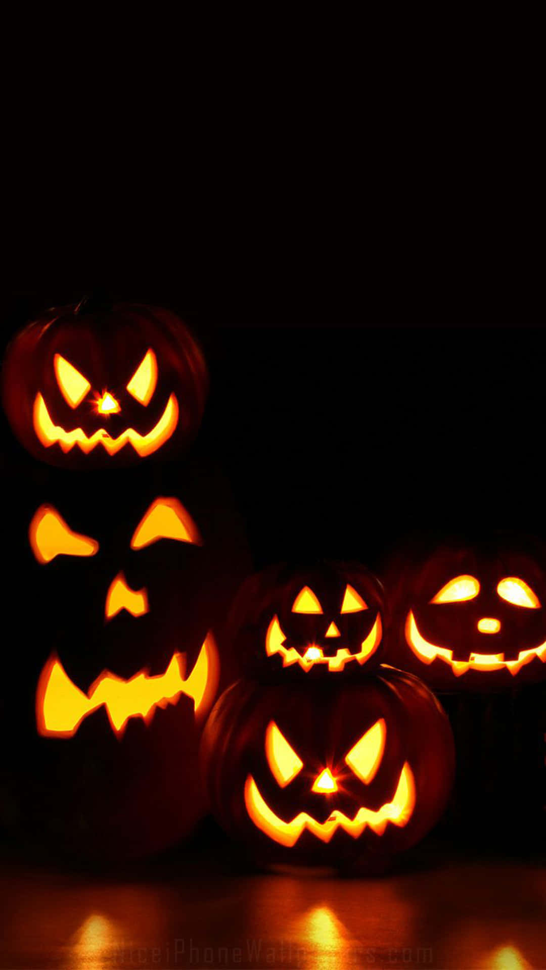 Karanlıkta Jack O Lanternler iPhone Cadılar Bayramı Arka Planı Duvar Kağıdı