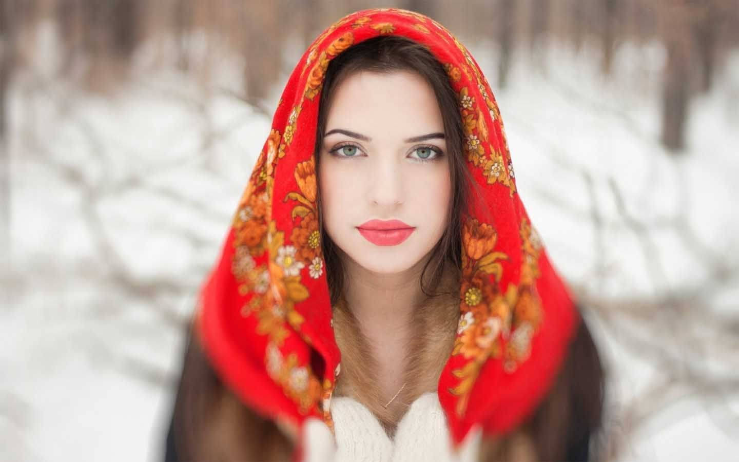 Karda Başörtülü Kız Duvar Kağıdı