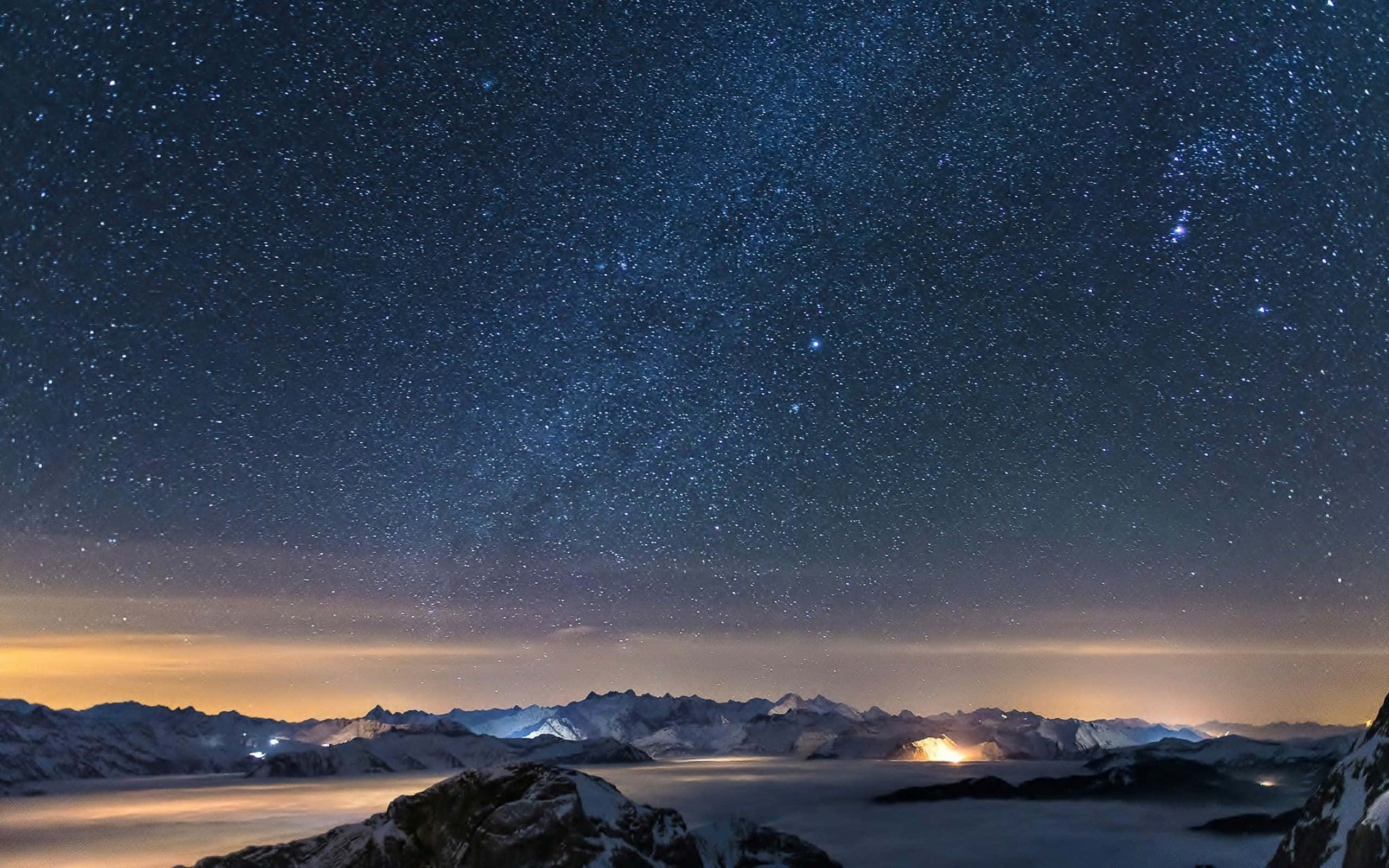Karlı Alplerin Üzerindeki Yıldızlar 4K Ultra HD Manzara Duvar Kağıdı