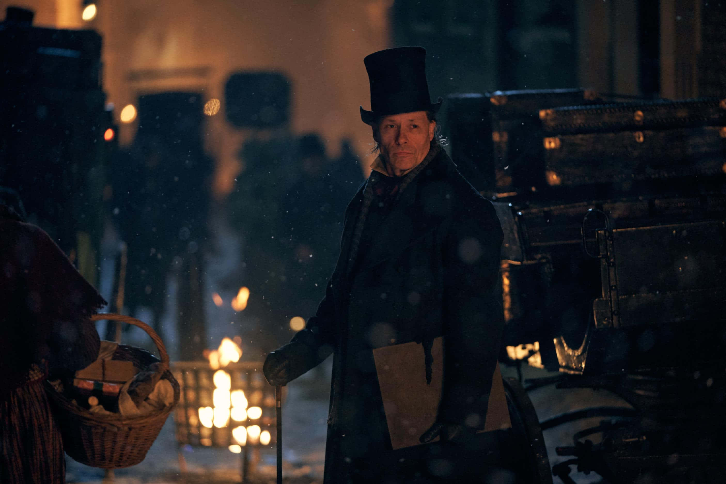 Karlı bir yolda şapkalı ve sepetli bir adam yürüyor Duvar Kağıdı