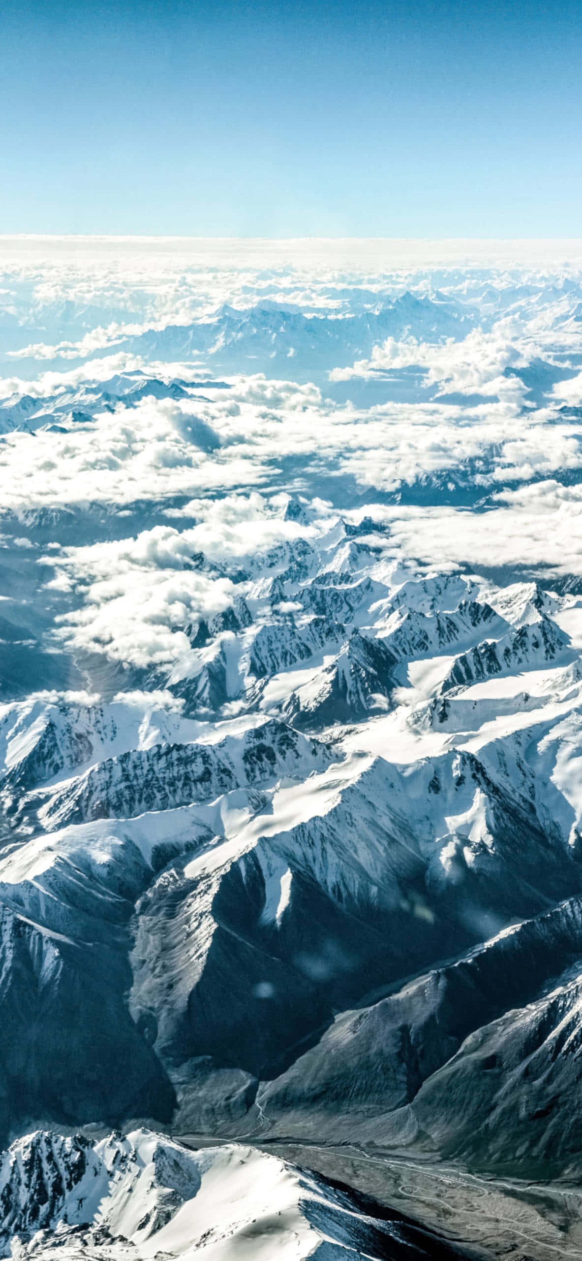 Karlı Himalayaların gökyüzüne uzanan zirveleri. Duvar Kağıdı