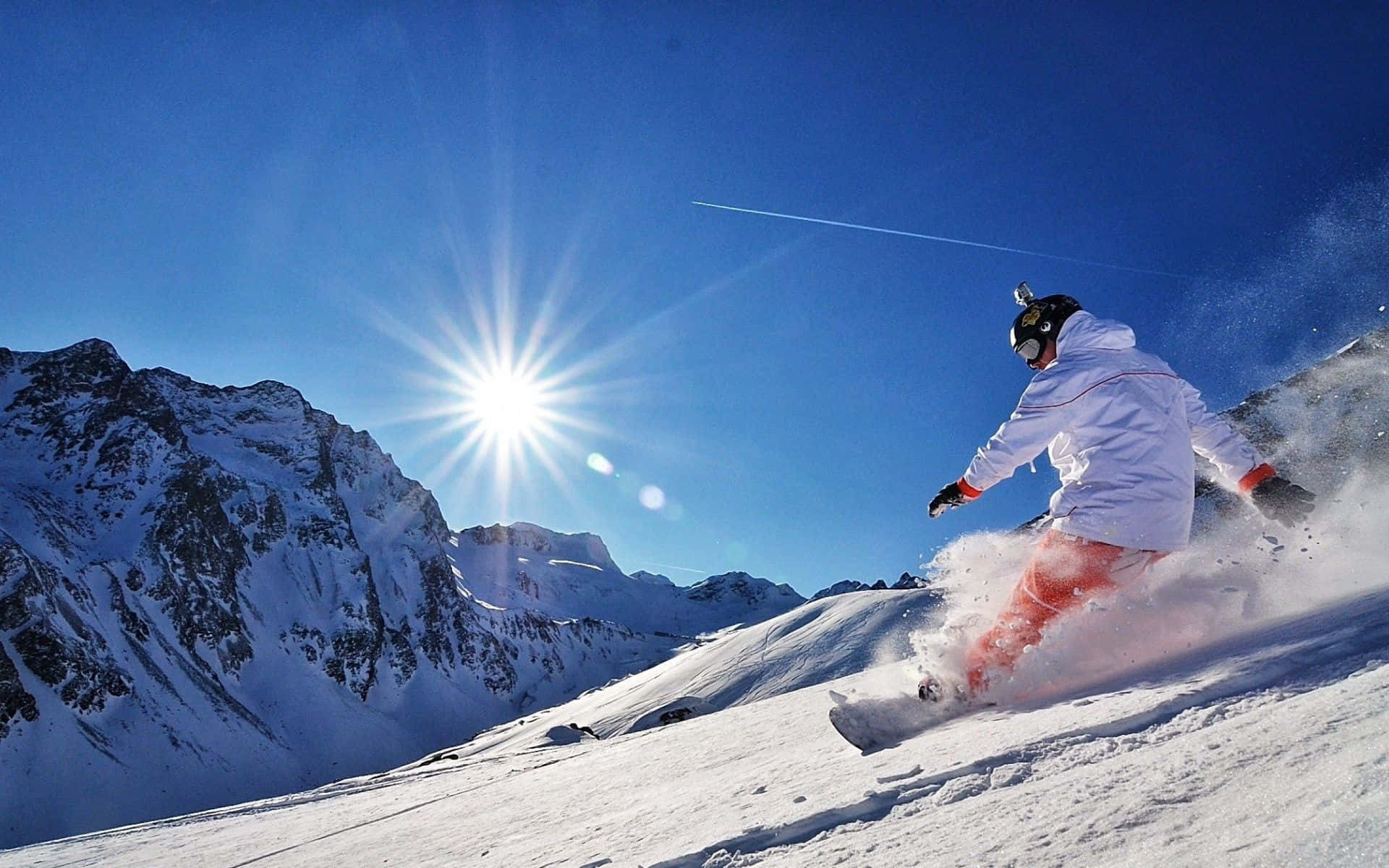 Karlı Dağın Üzerinde Süzülen Snowboardcu Duvar Kağıdı