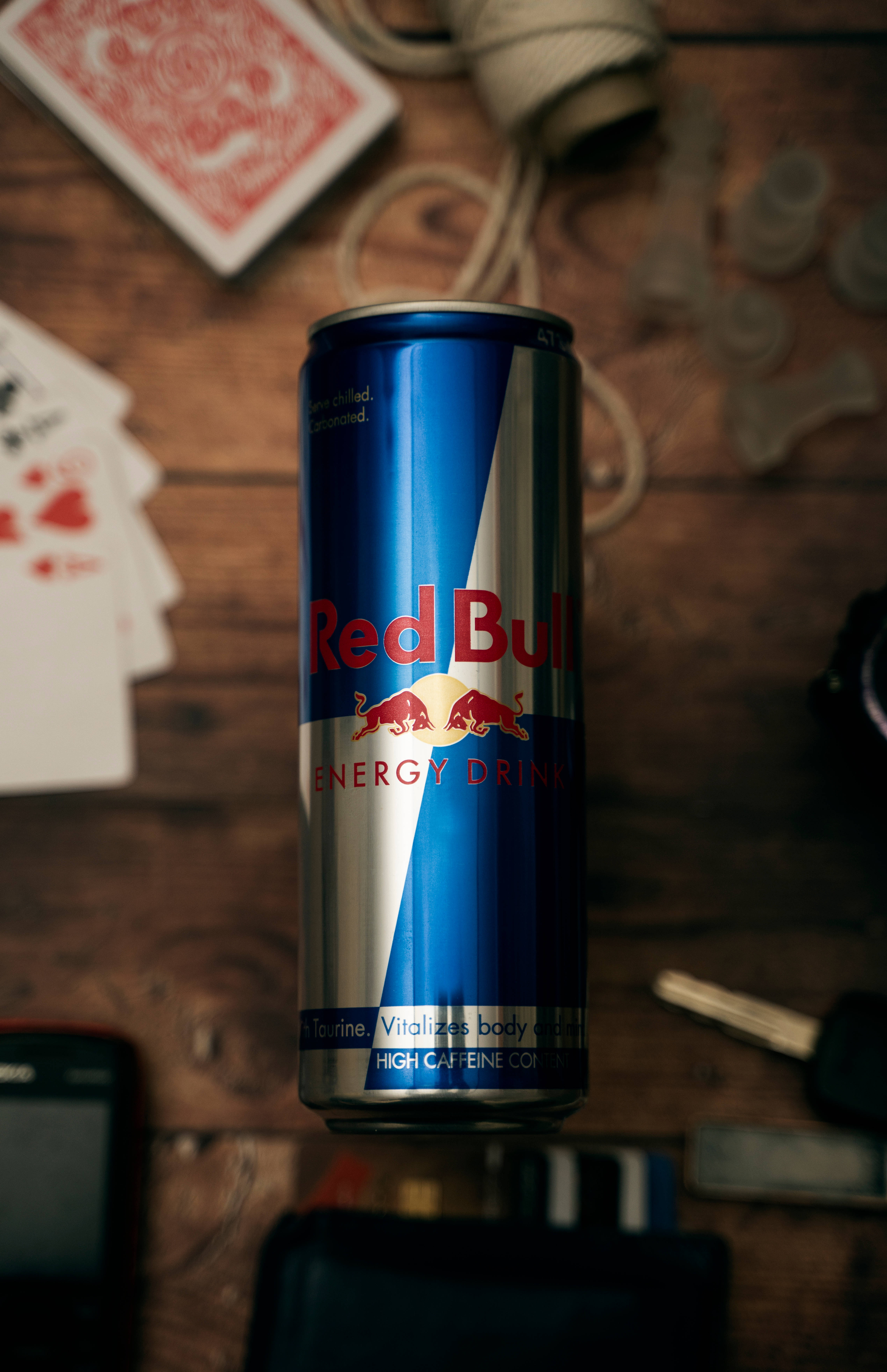 Kartlı Red Bull Kutusu Masa Duvar Kağıdı