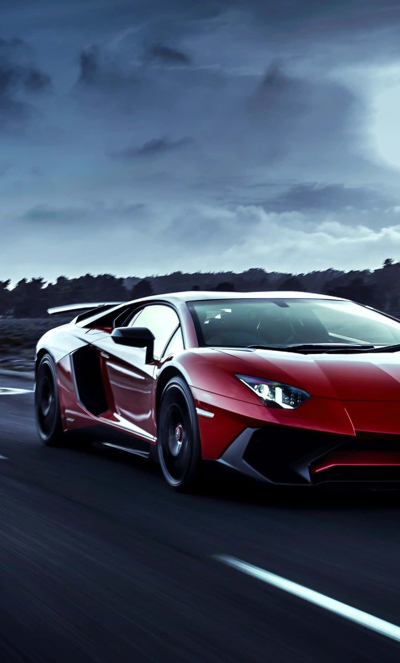 Kasvetli Günde Araba Kullanırken Lamborghini Telefon Duvar Kağıdı