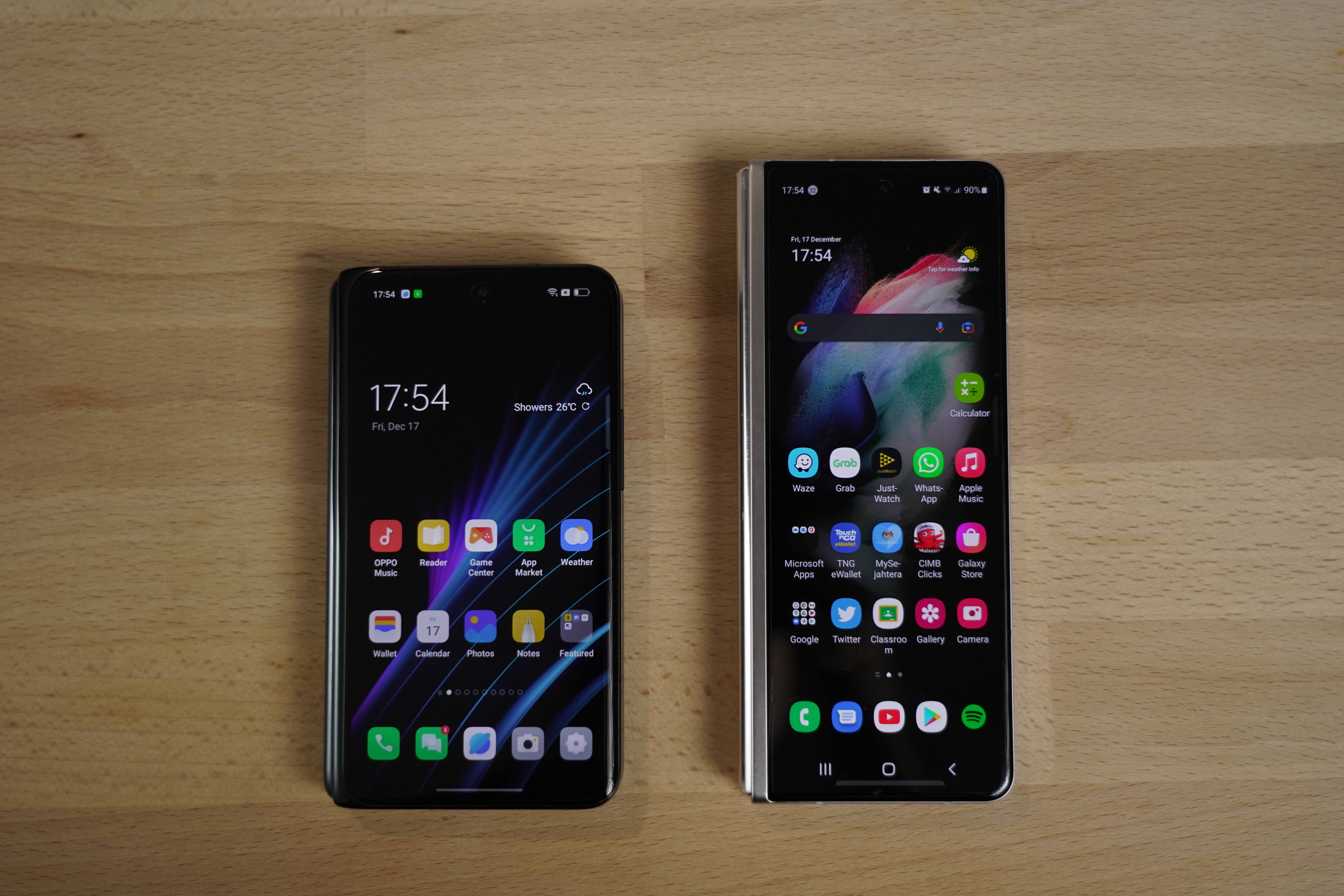 Katlanmış Oppo ve Samsung Akıllı Telefonlar Duvar Kağıdı