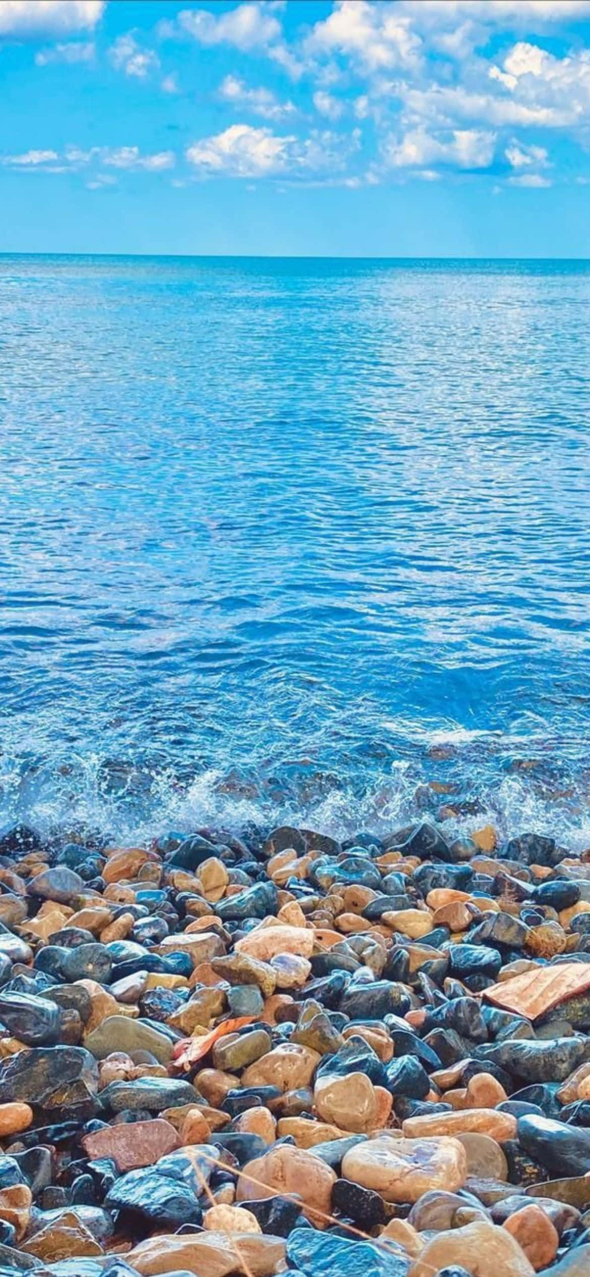 kayalıklı bir plaj ve su Duvar Kağıdı